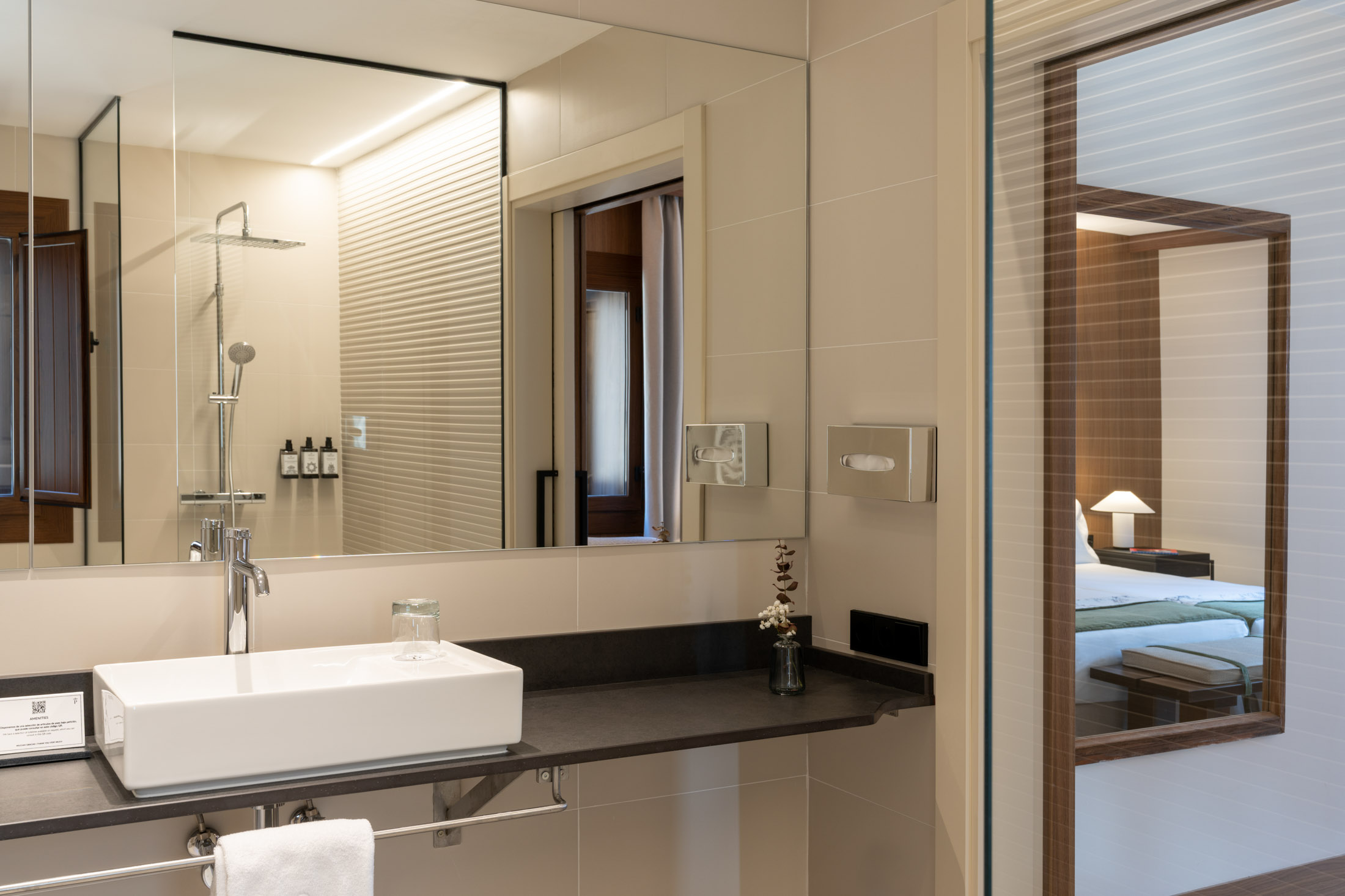 Baño de habitación doble accesible del Parador de Bielsa