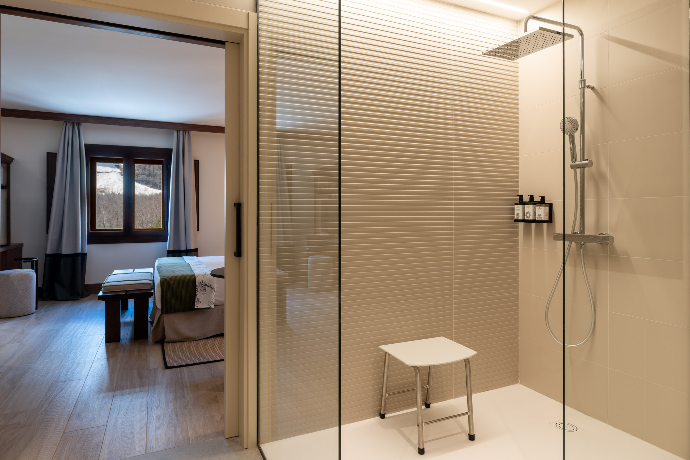 Baño de habitación adaptada del Parador de Bielsa