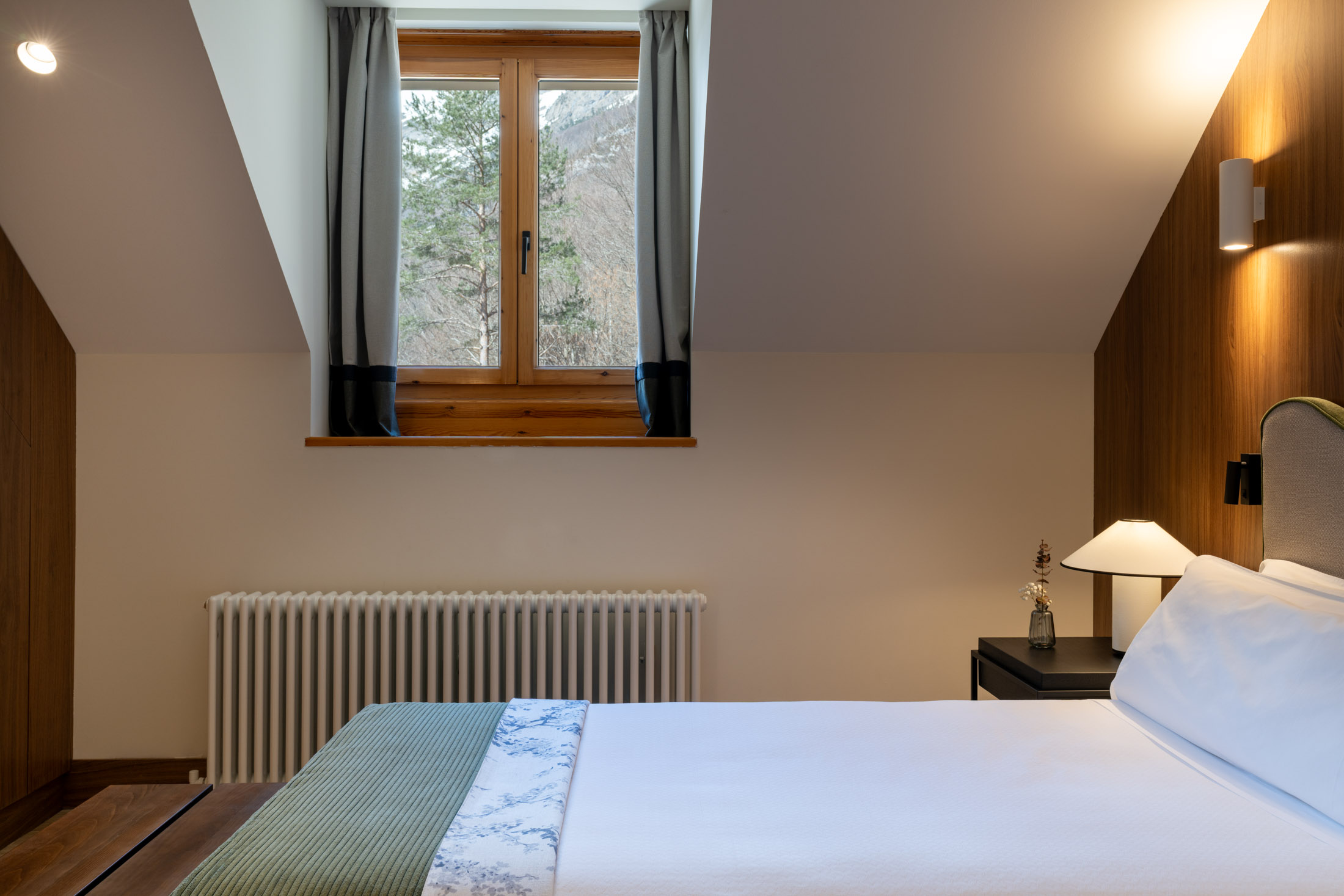 Detalle de cama con ventana de Junior suite del Parador de Bielsa