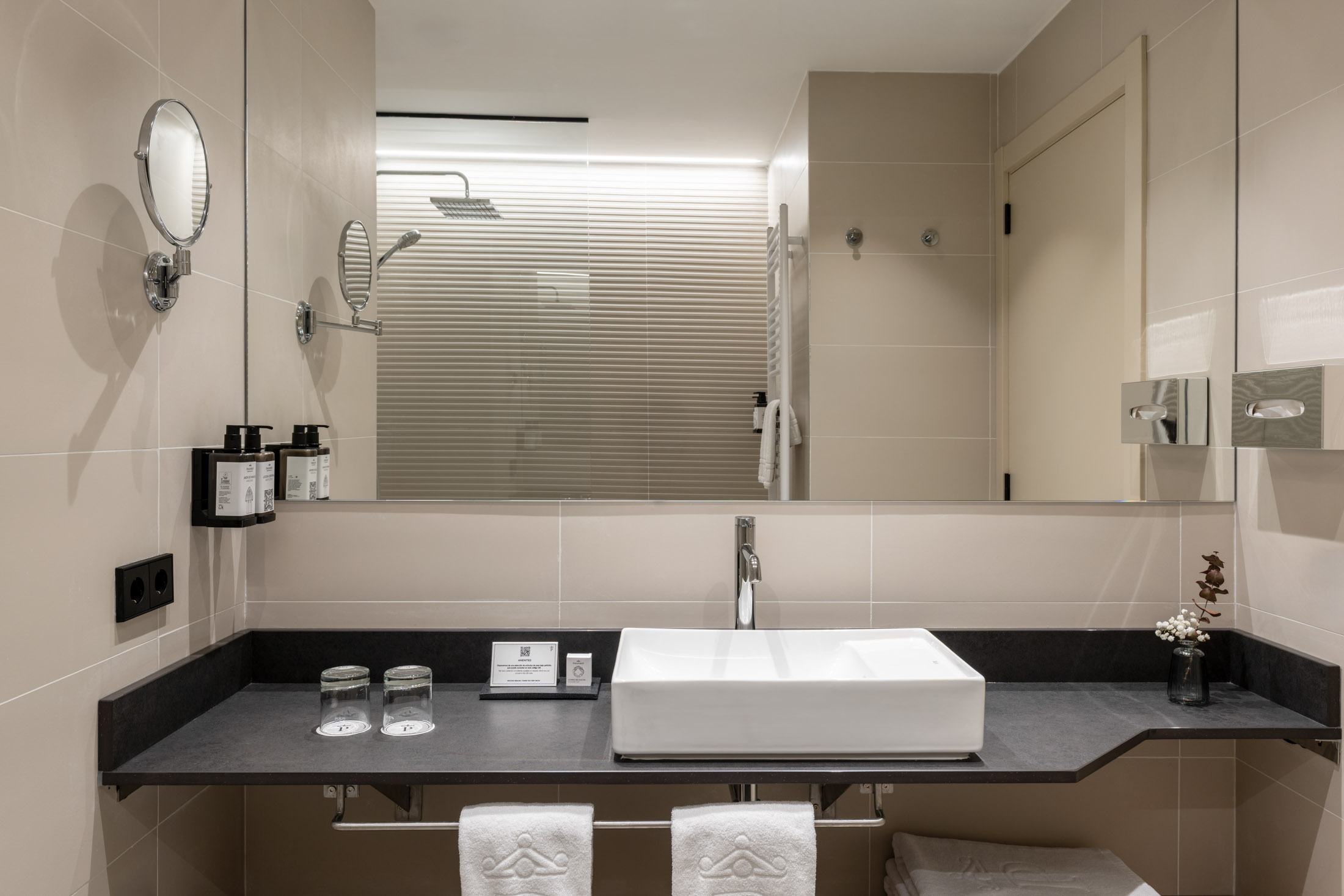 Baño de habitación estándar del Parador de Bielsa