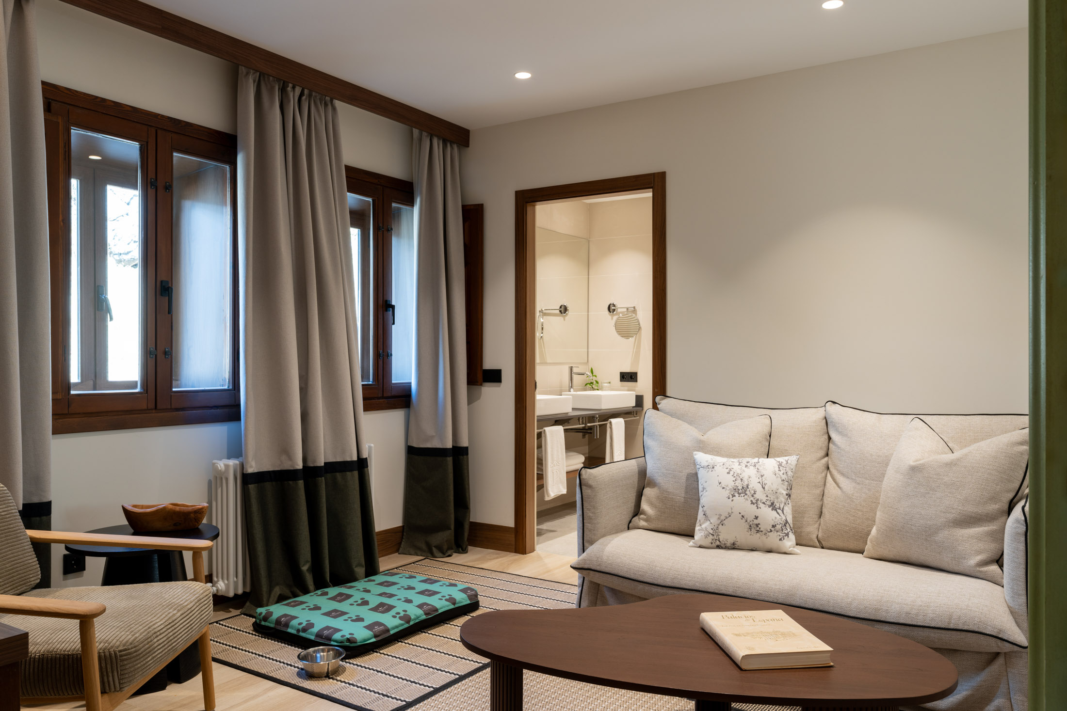 Vista parcial de habitación estándar del Parador de Bielsa