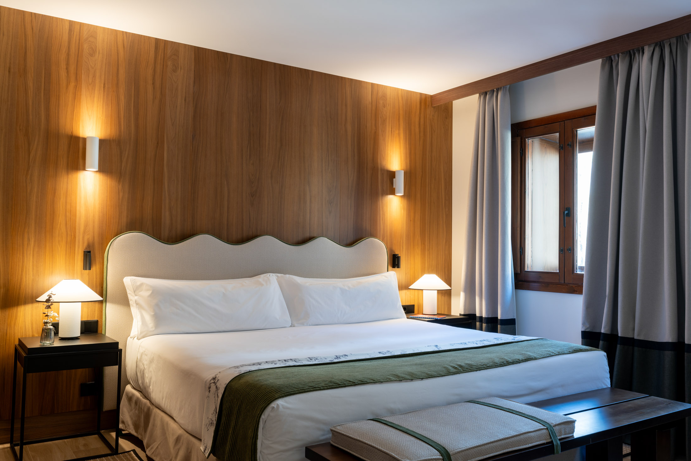 Habitación estándar con cama de matrimonio del Parador de Bielsa
