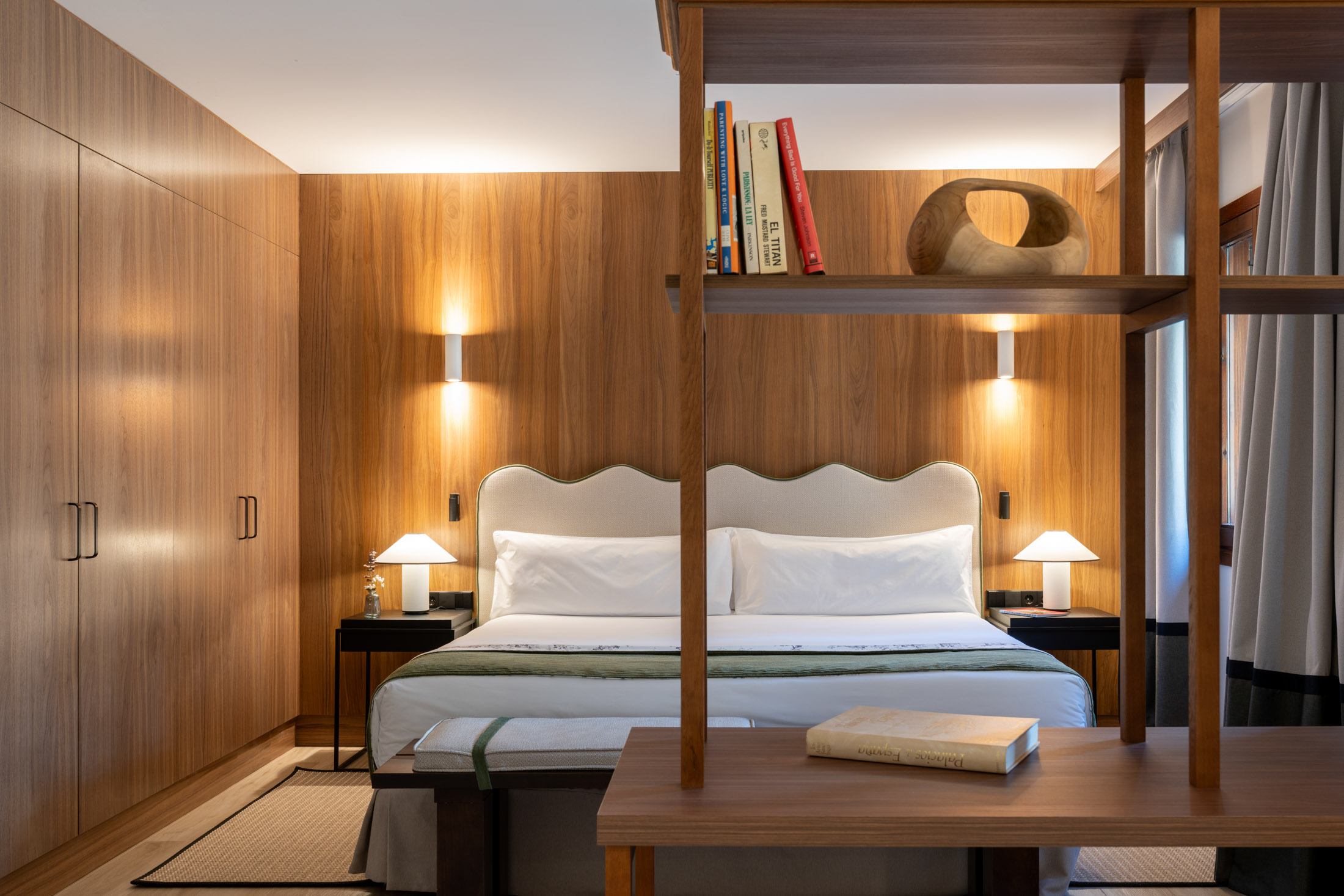 Habitación estándar con cama doble del Parador de Bielsa