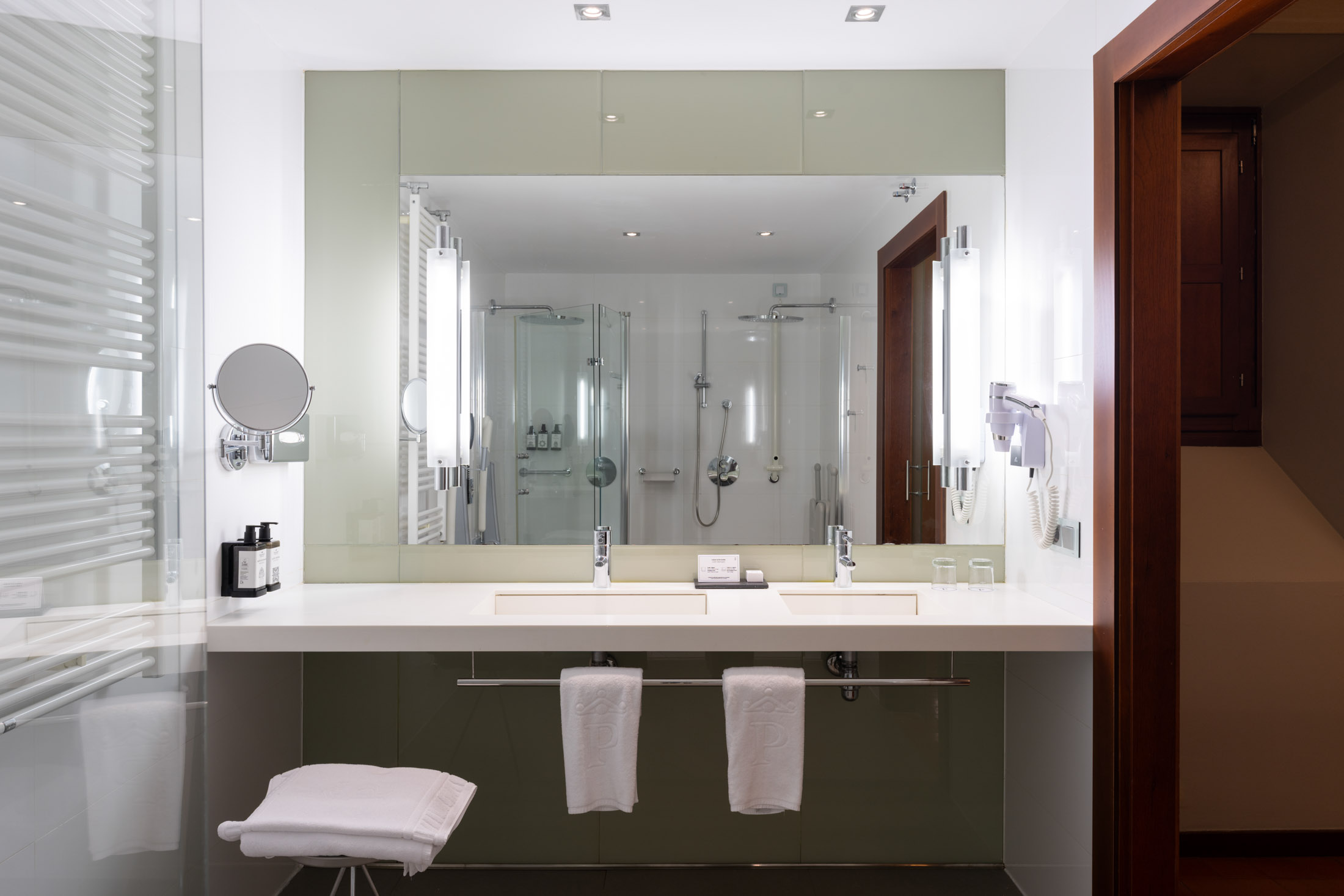 Baño de habitación accesible doble del Parador de Cáceres