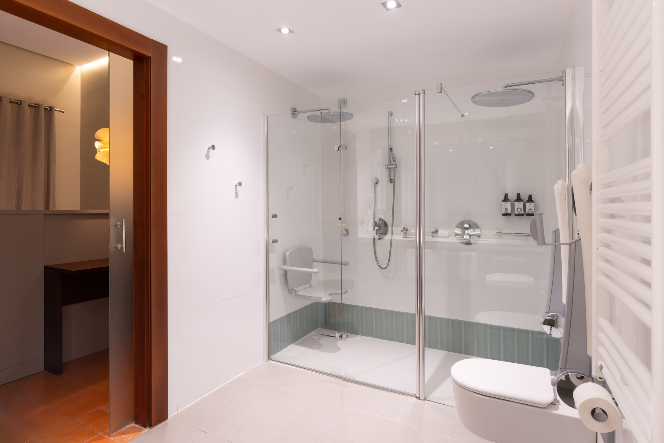 Baño de habitación accesible del Parador de Cáceres