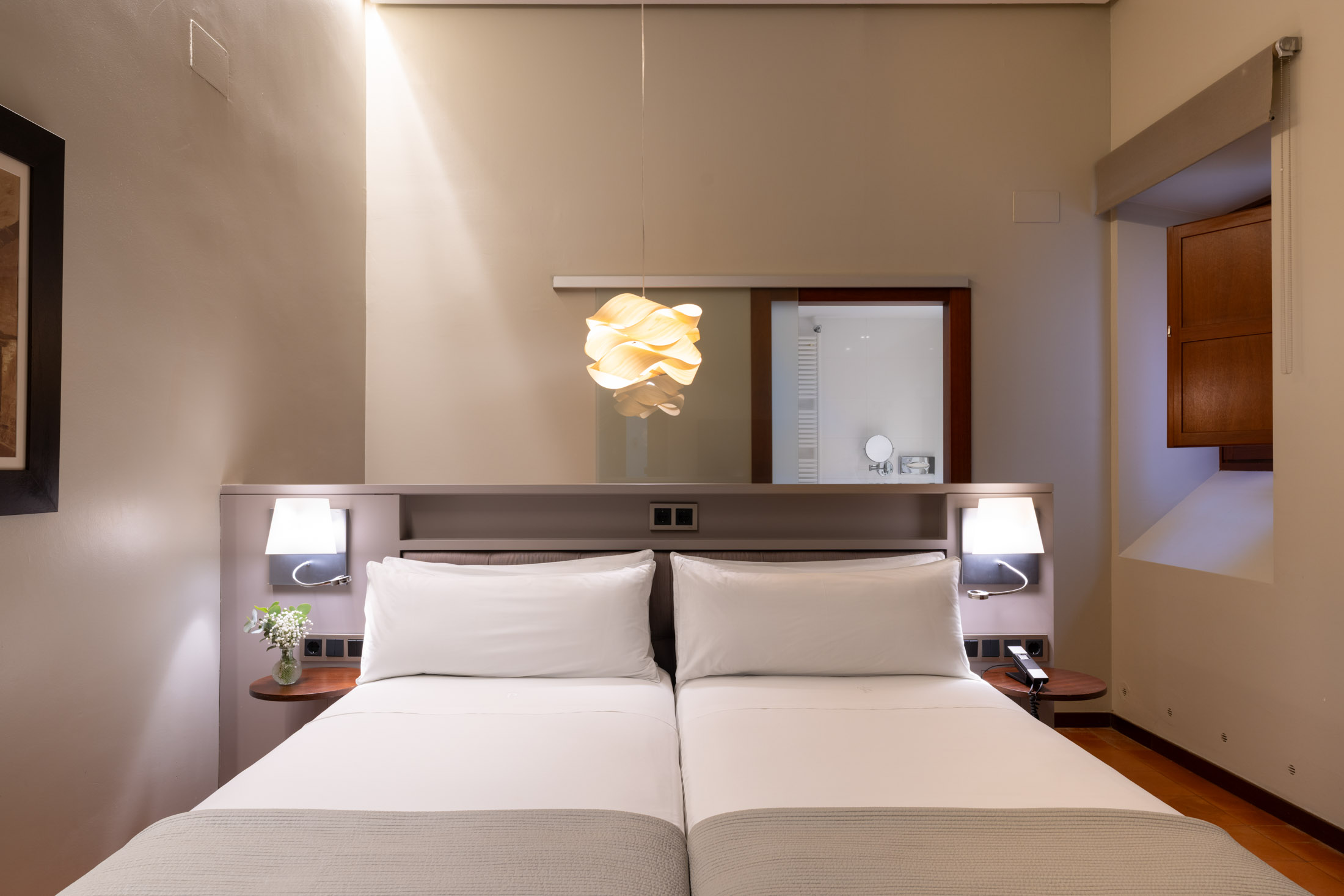 Habitación accesible con dos camas del Parador de Cáceres