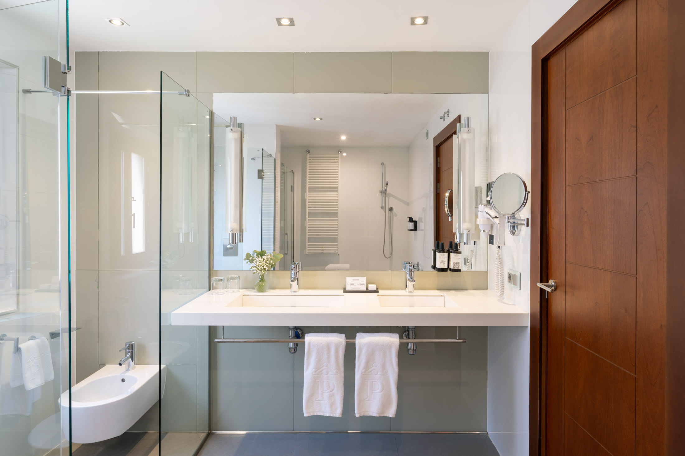 Baño de habitación estándar con dos camas y sofá del Parador de Cáceres