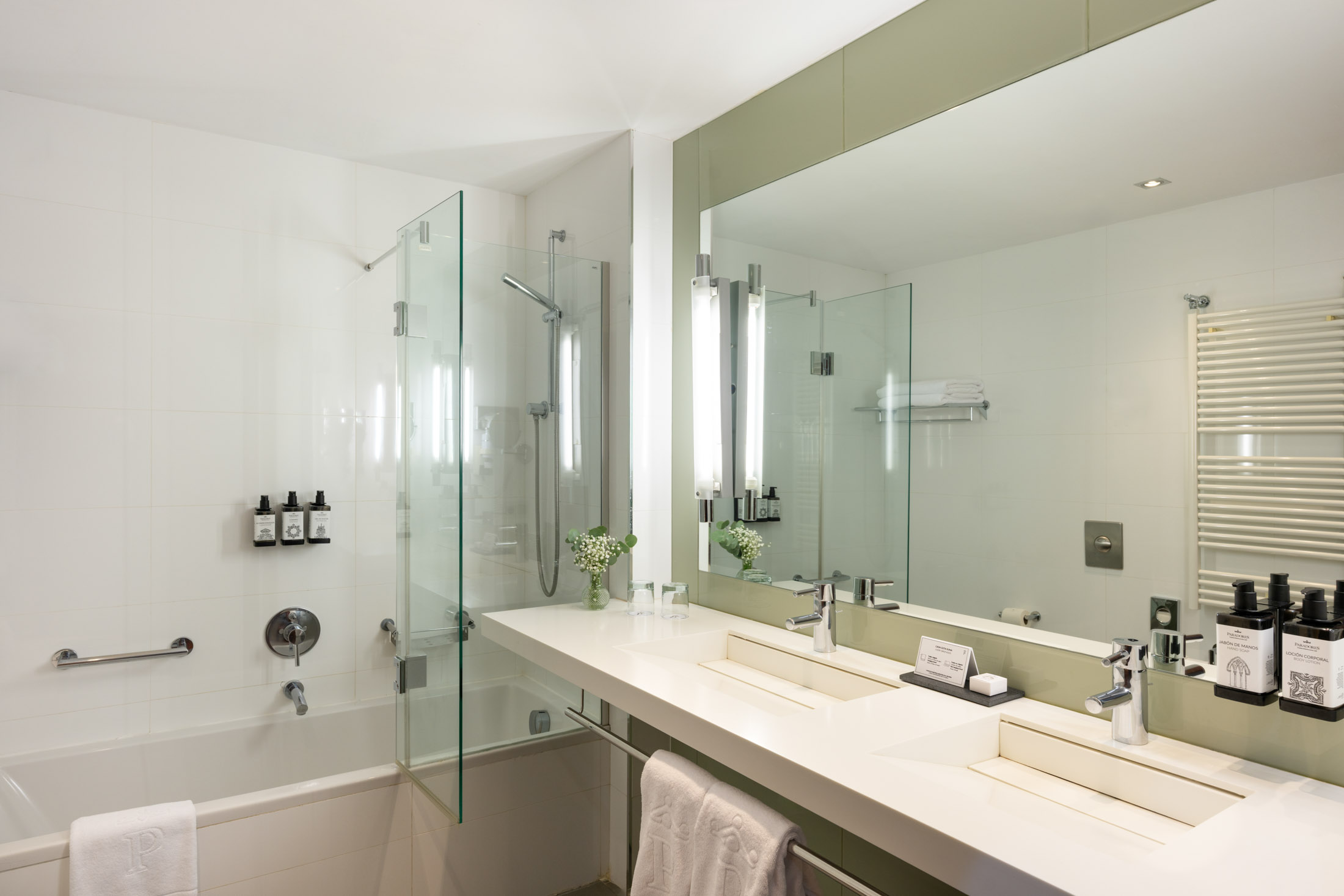 Baño de habitación estándar del Parador de Cáceres