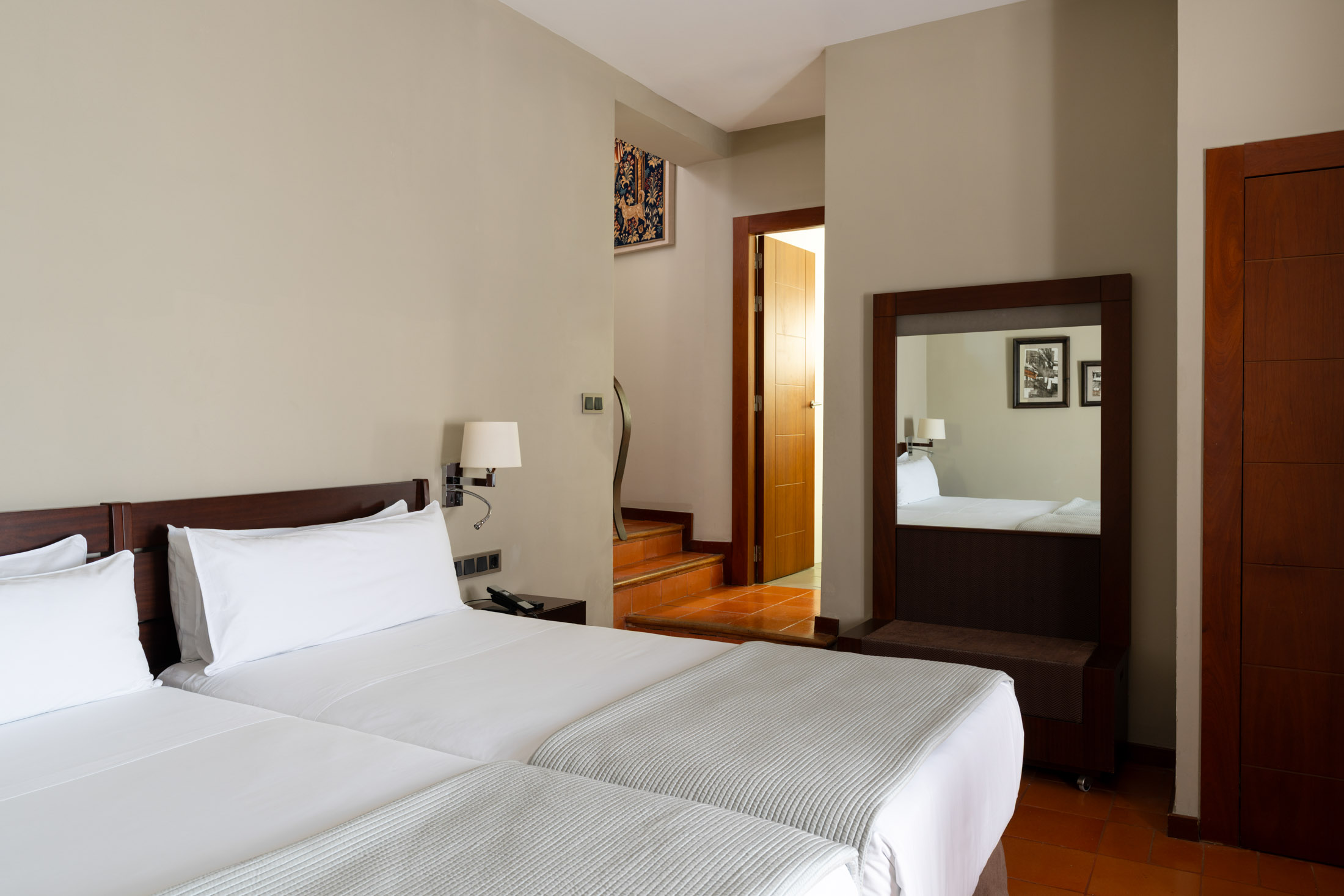 Habitación estándar con dos camas del Parador de Cáceres