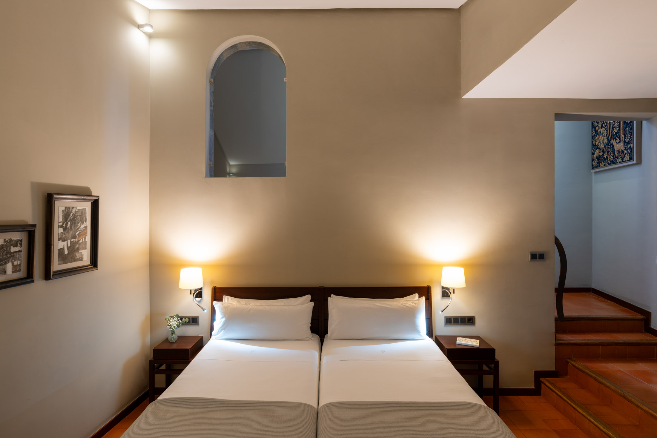 Habitación estándar con dos camas y dos niveles del Parador de Cáceres