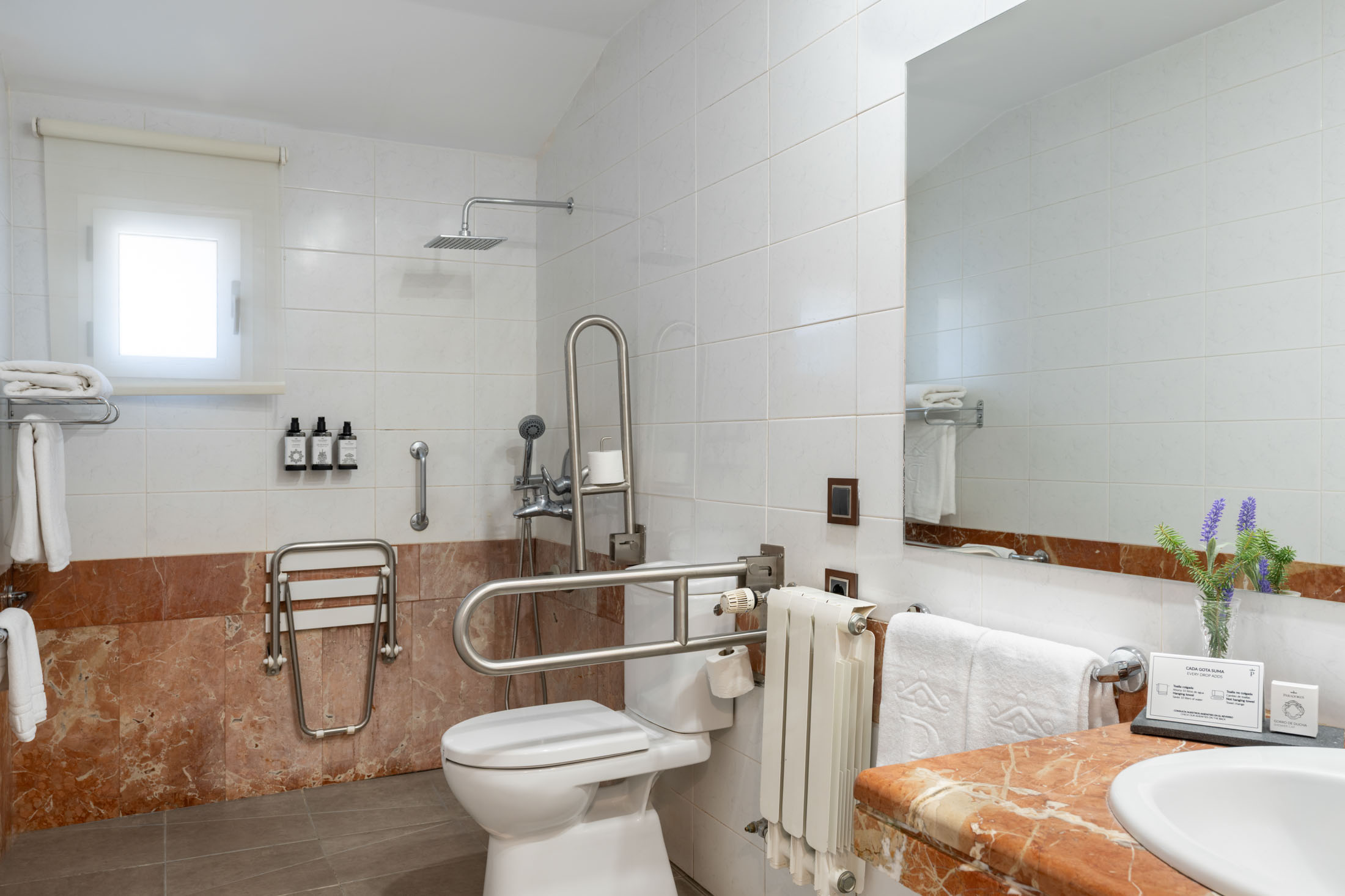 Baño de habitación accesible del Parador de Las Cañadas del Teide