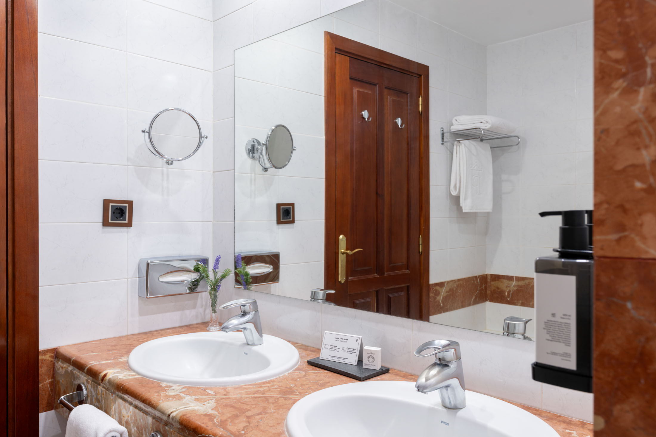 Baño de habitación doble superior del Parador de Las Cañadas del Teide