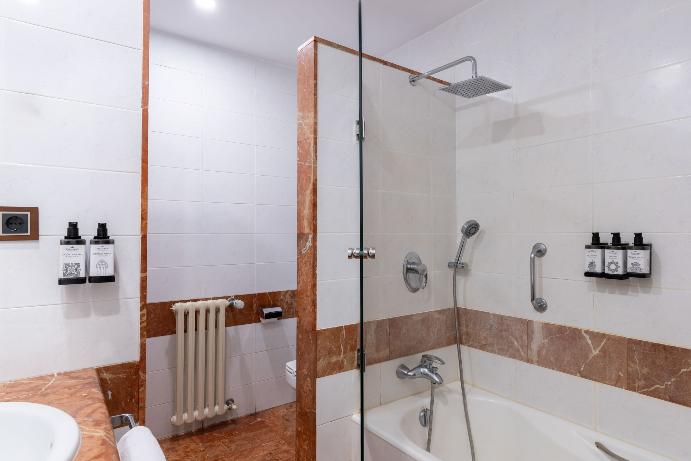 Baño de habitación superior del Parador de Las Cañadas del Teide