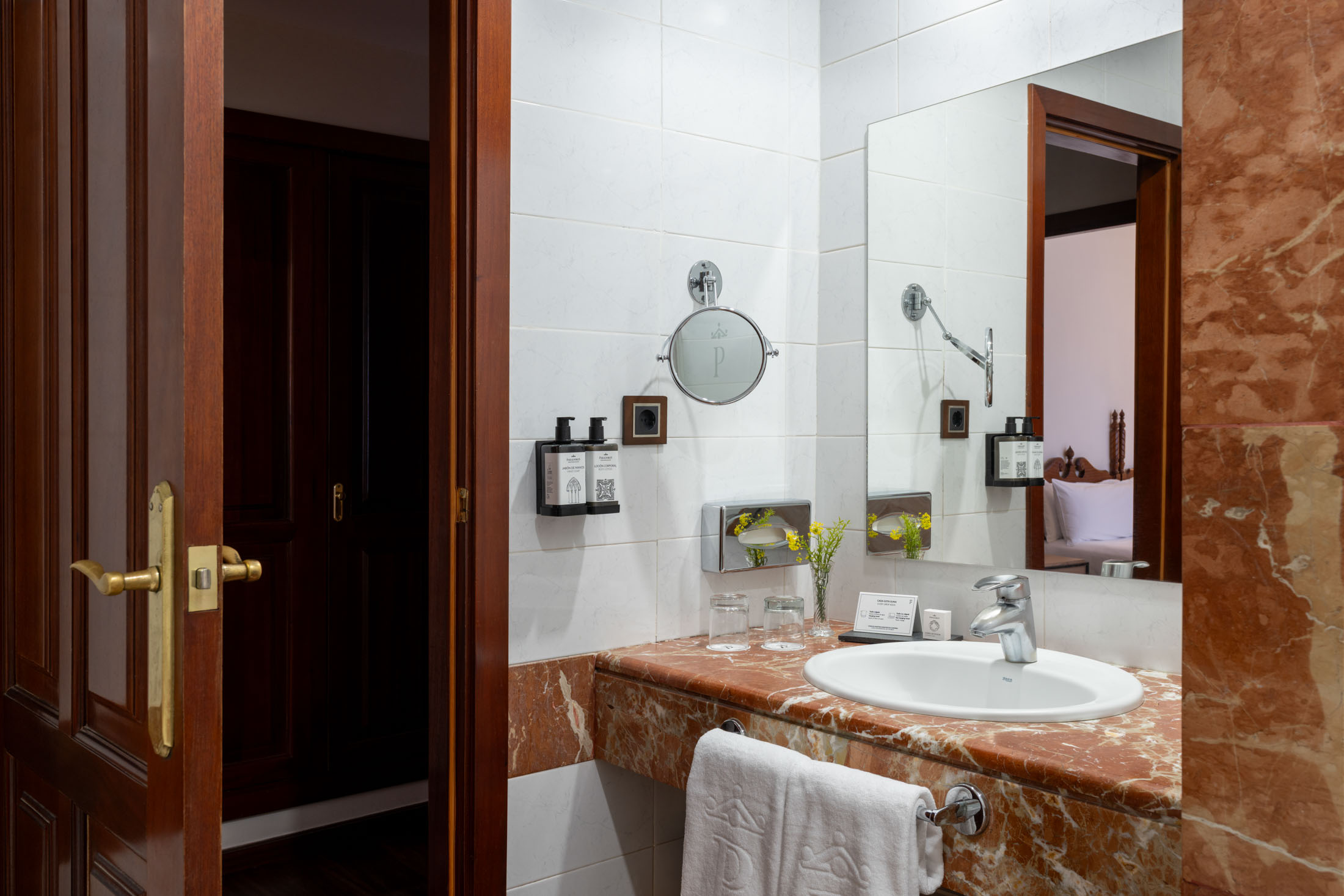 Baño de habitación doble estándar en el Parador de Las Cañadas del Teide