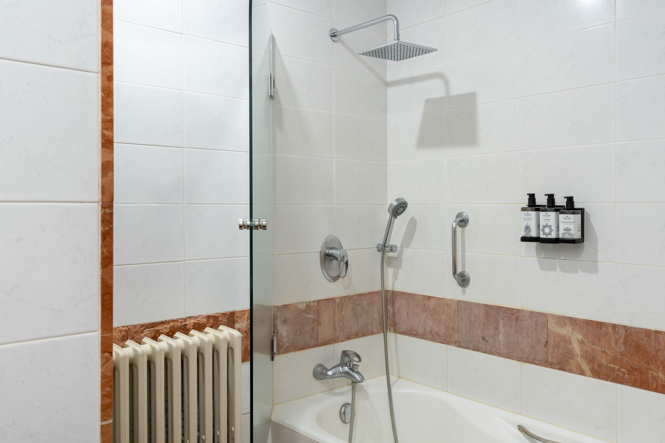Baño de habitación estándar en el Parador de Las Cañadas del Teide