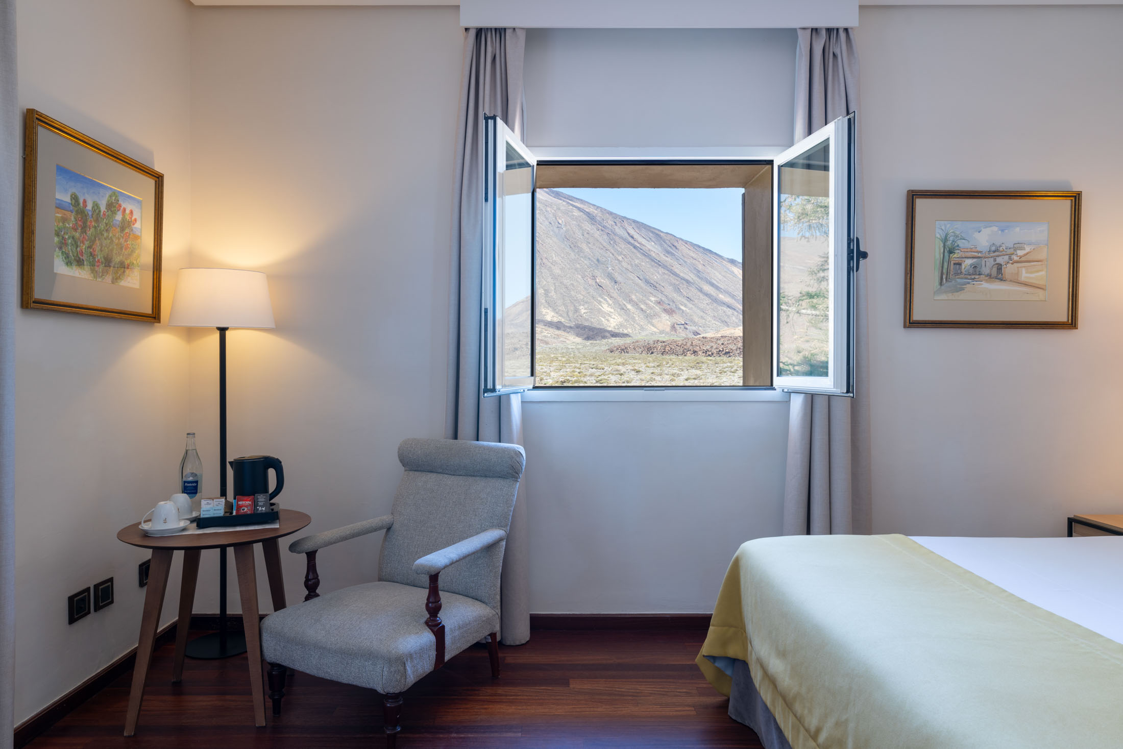 Detalle de habitación doble estándar en el Parador de Las Cañadas del Teide