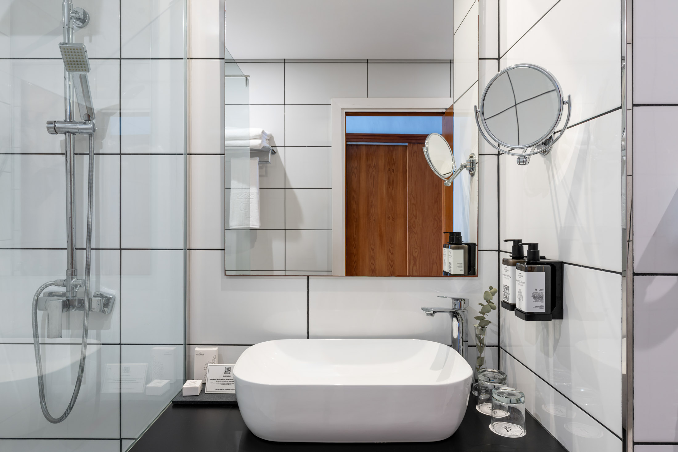 Baño de habitación doble superior del Parador de Ceuta