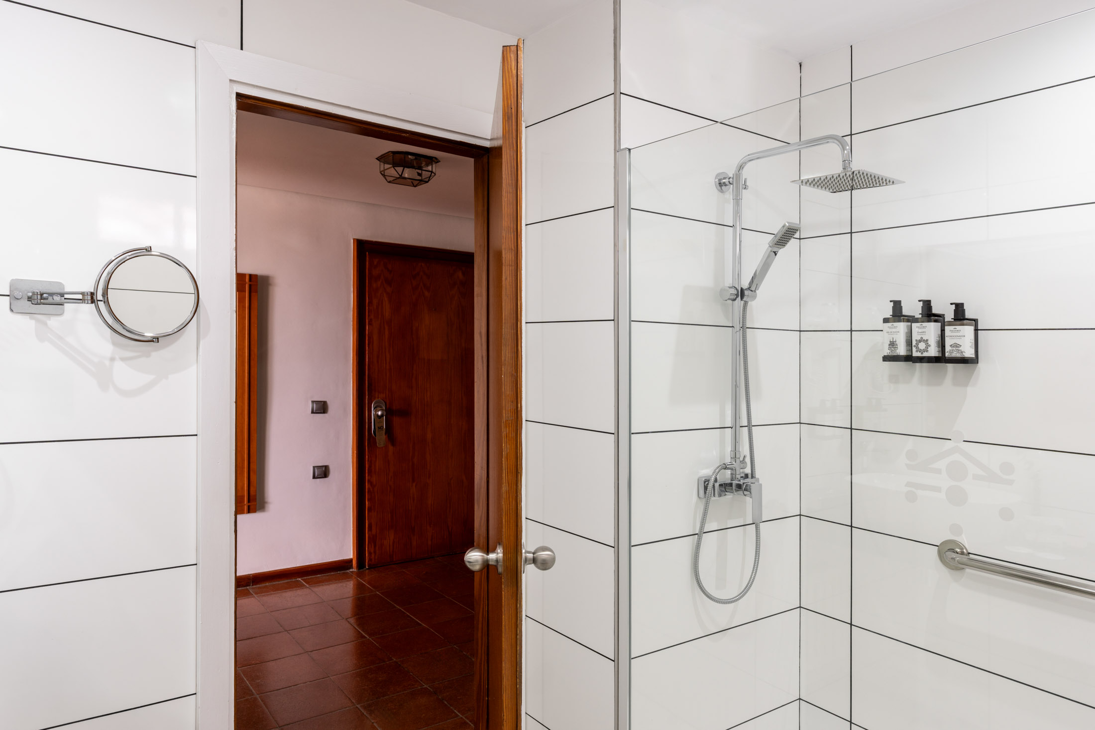 Baño de habitación superior del Parador de Ceuta