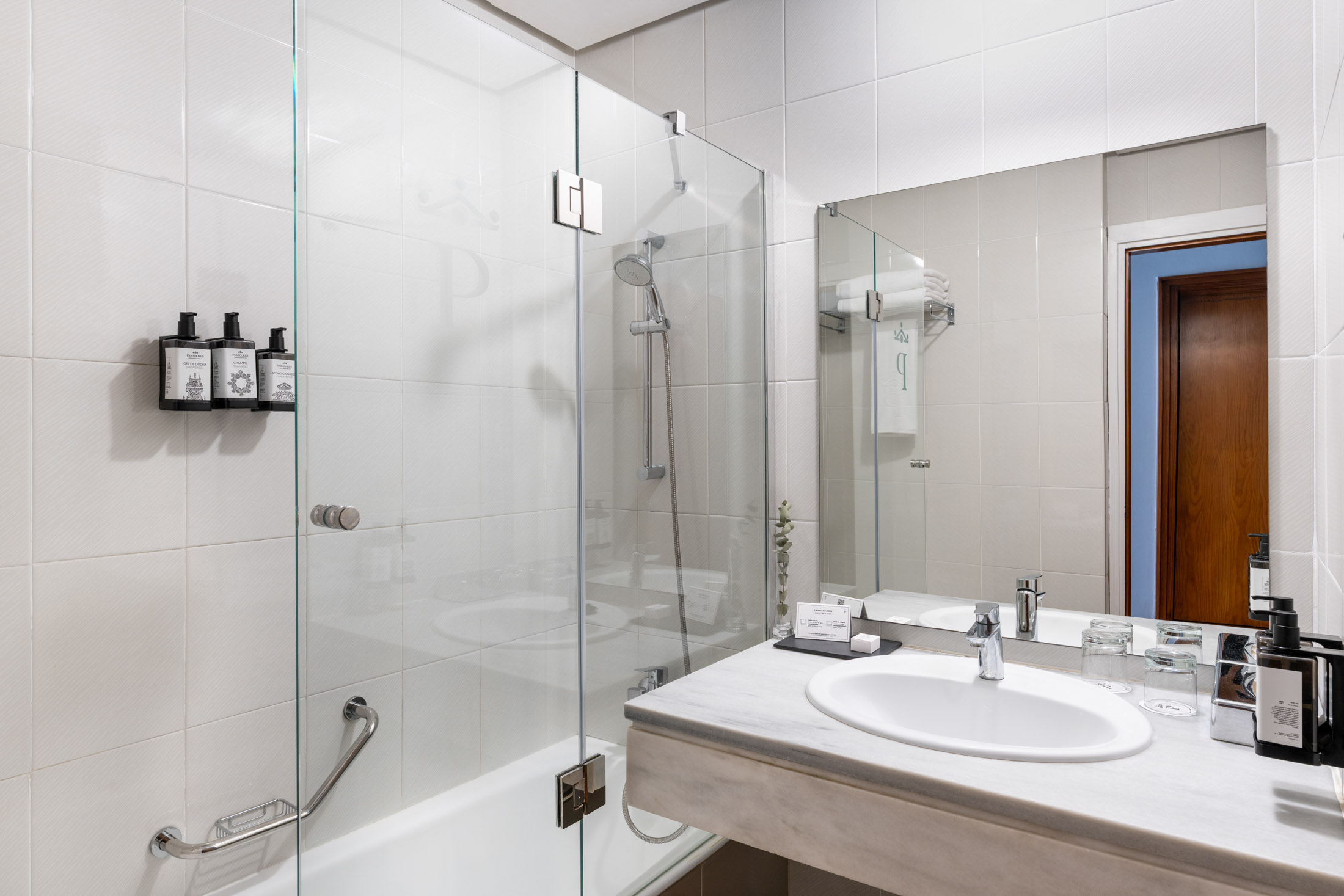Baño de habitación estándar del Parador de Ceuta