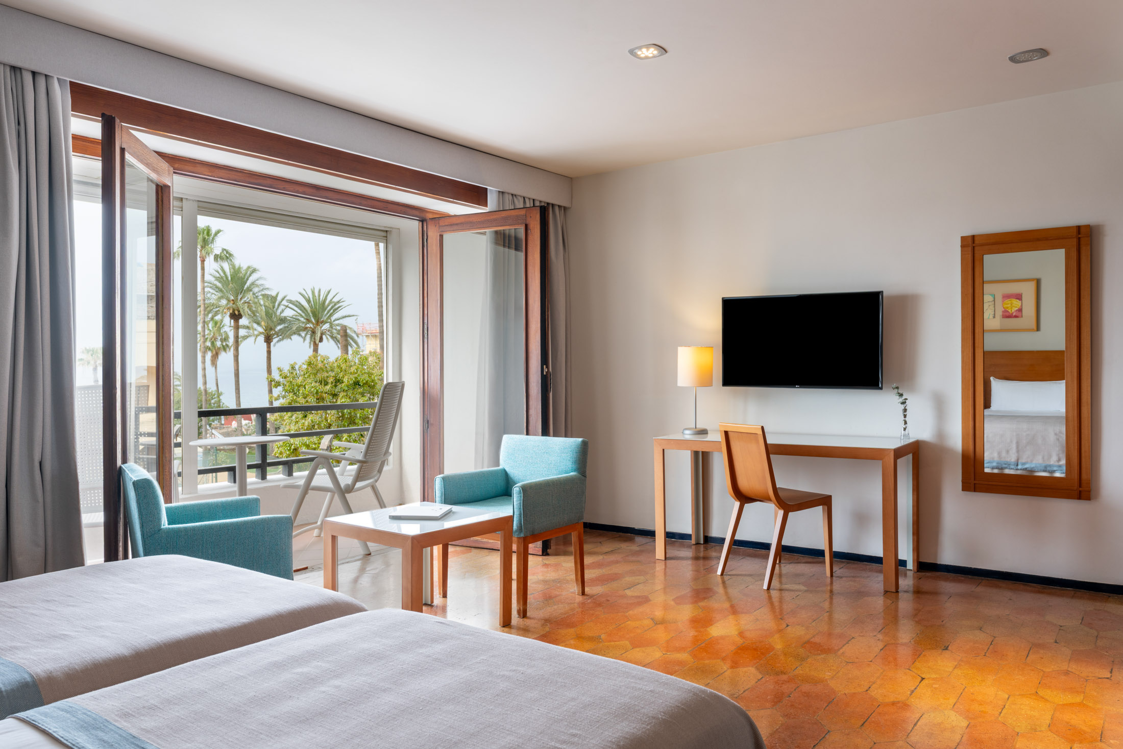 Vista parcial de habitación accesible del Parador de Ceuta