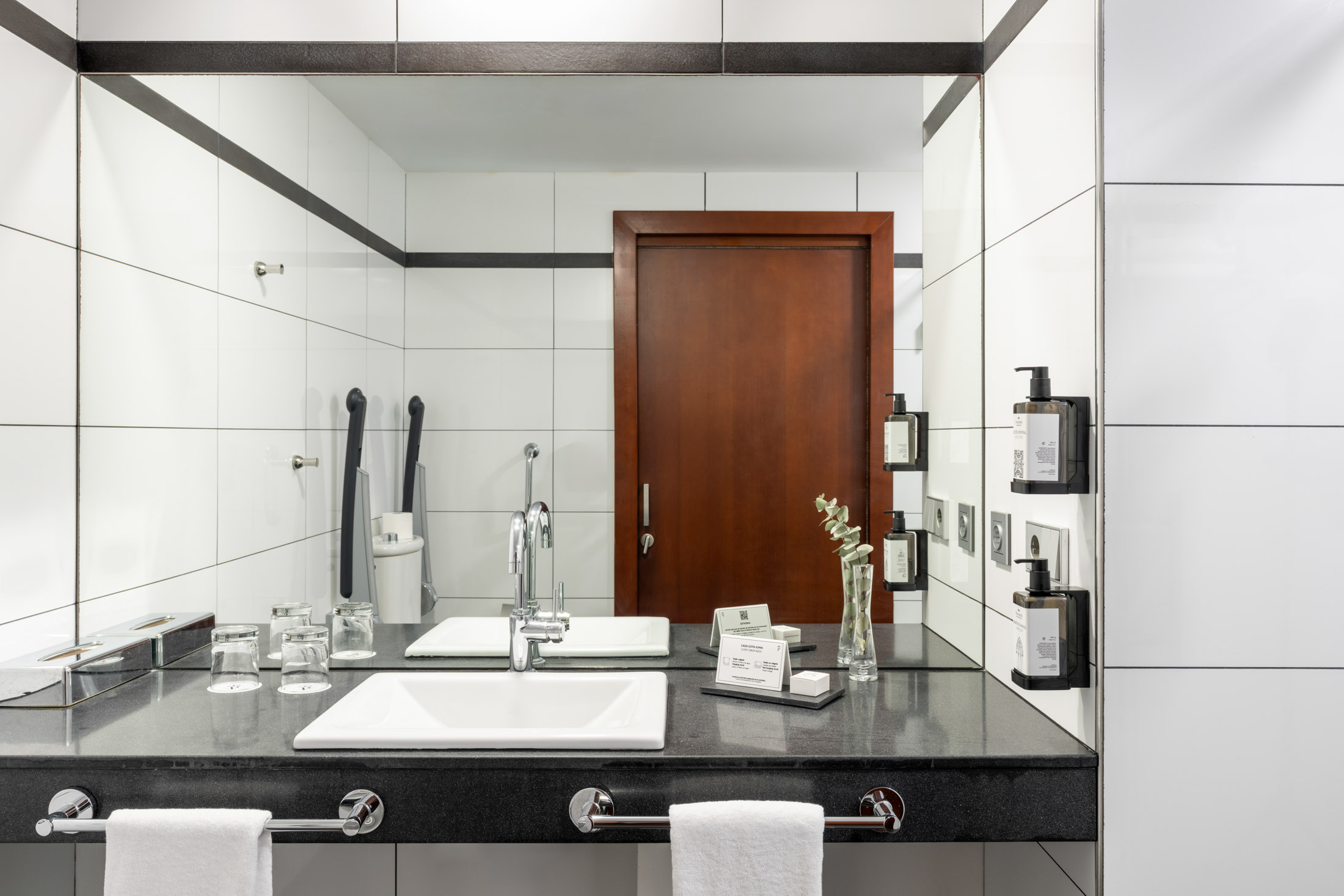 Baño de habitación accesible del Parador de Ceuta