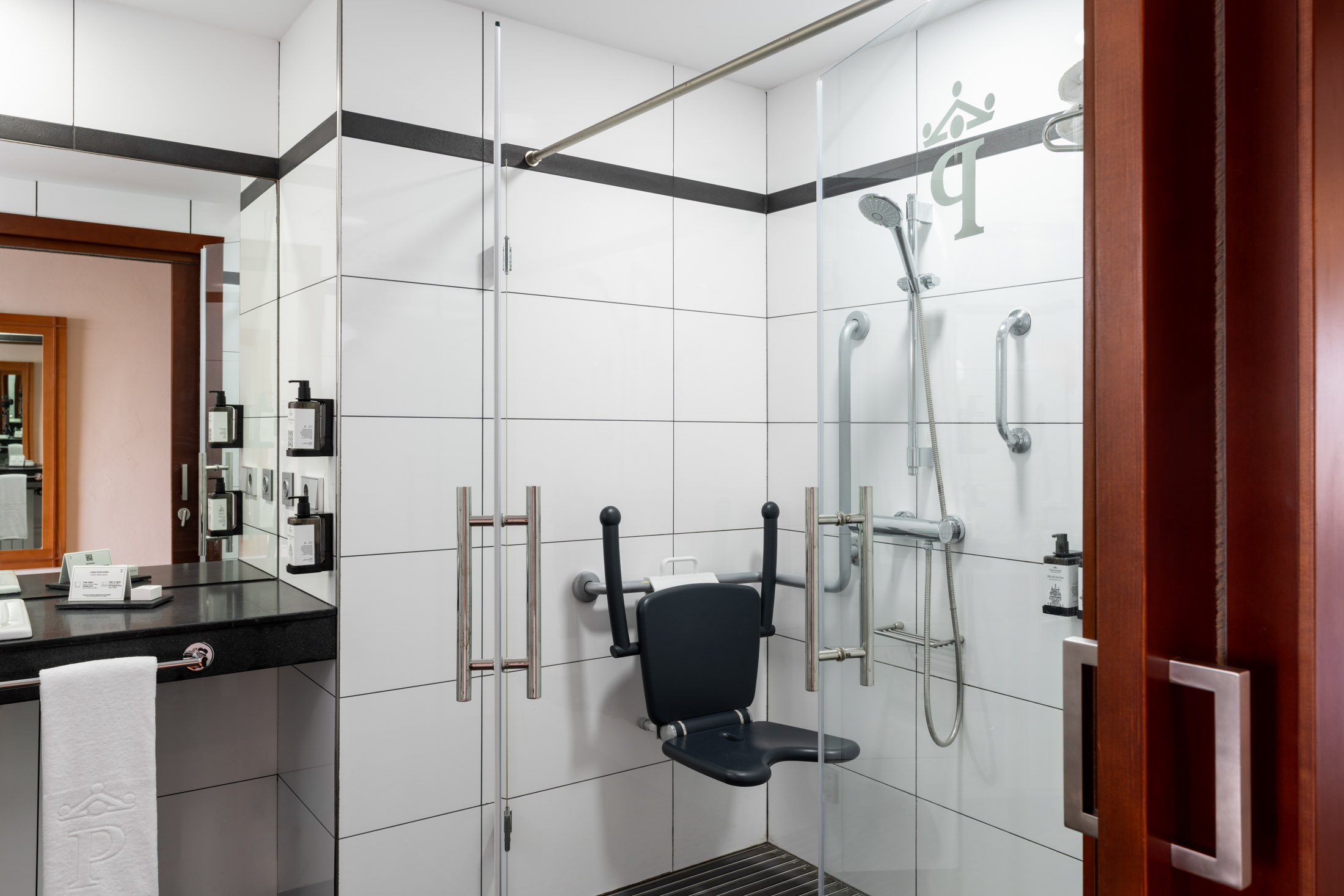 Baño de habitación doble accesible del Parador de Ceuta