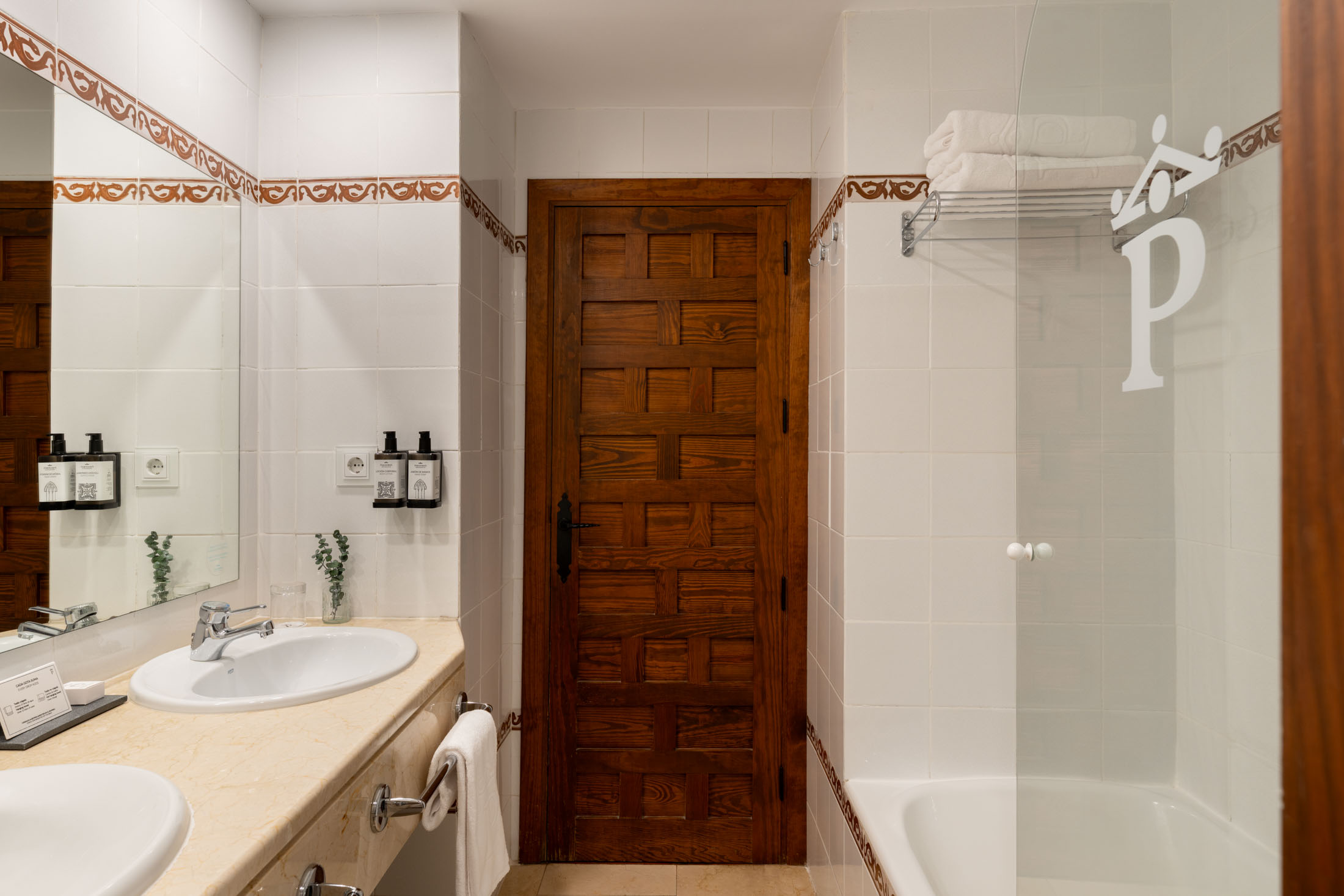 Zona de escritorio de la habitación doble superior del Parador de Cuenca
