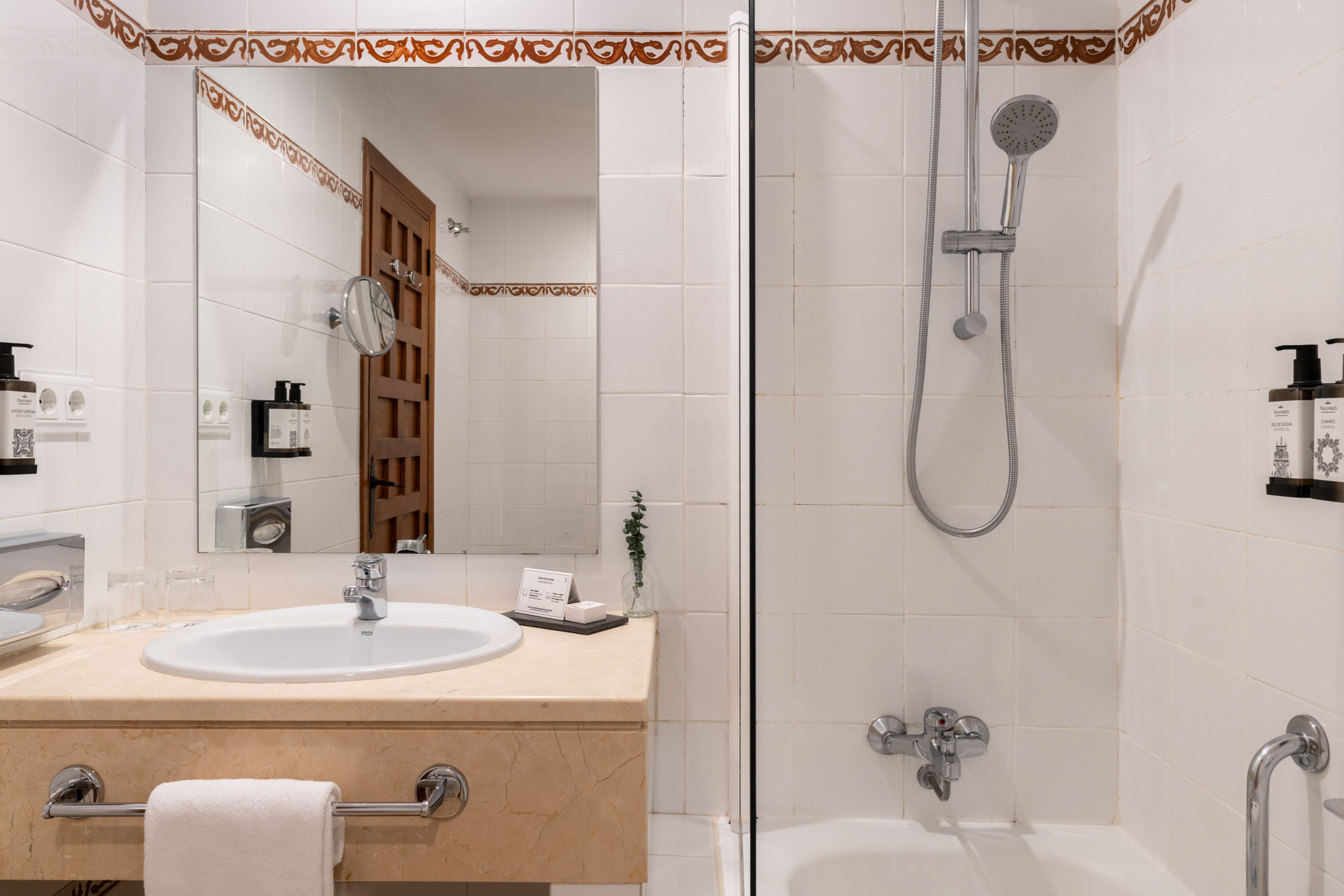 Habitación doble estándar con dos camas del Parador de Cuenca
