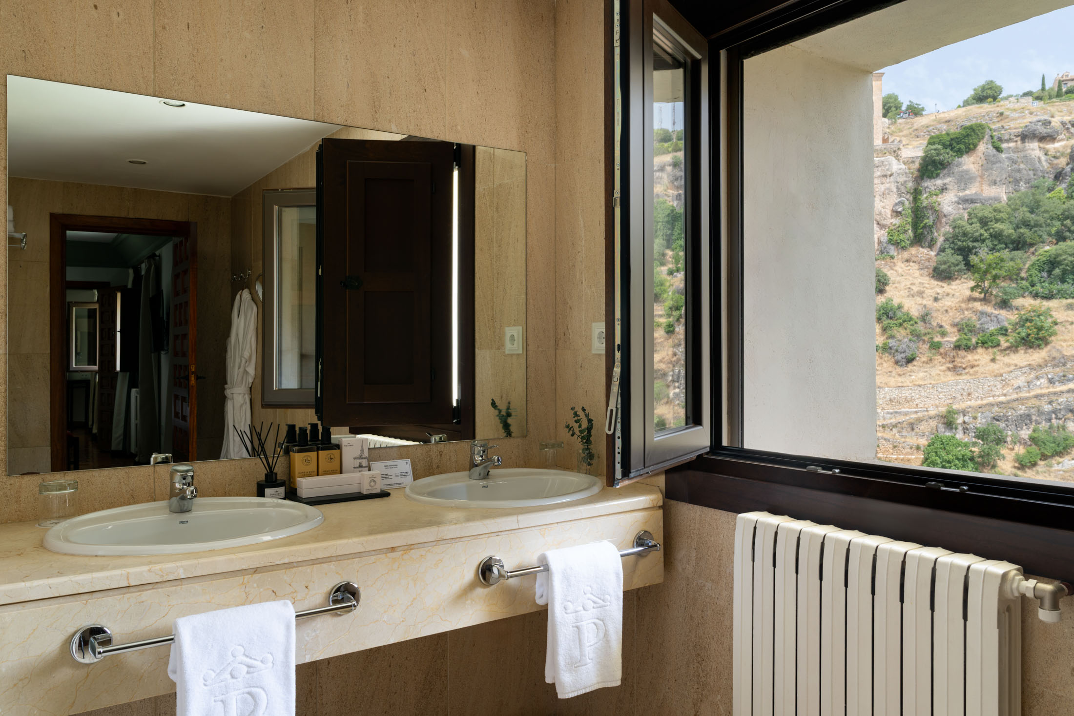 Baño con ventana de la suite del Parador de Cuenca