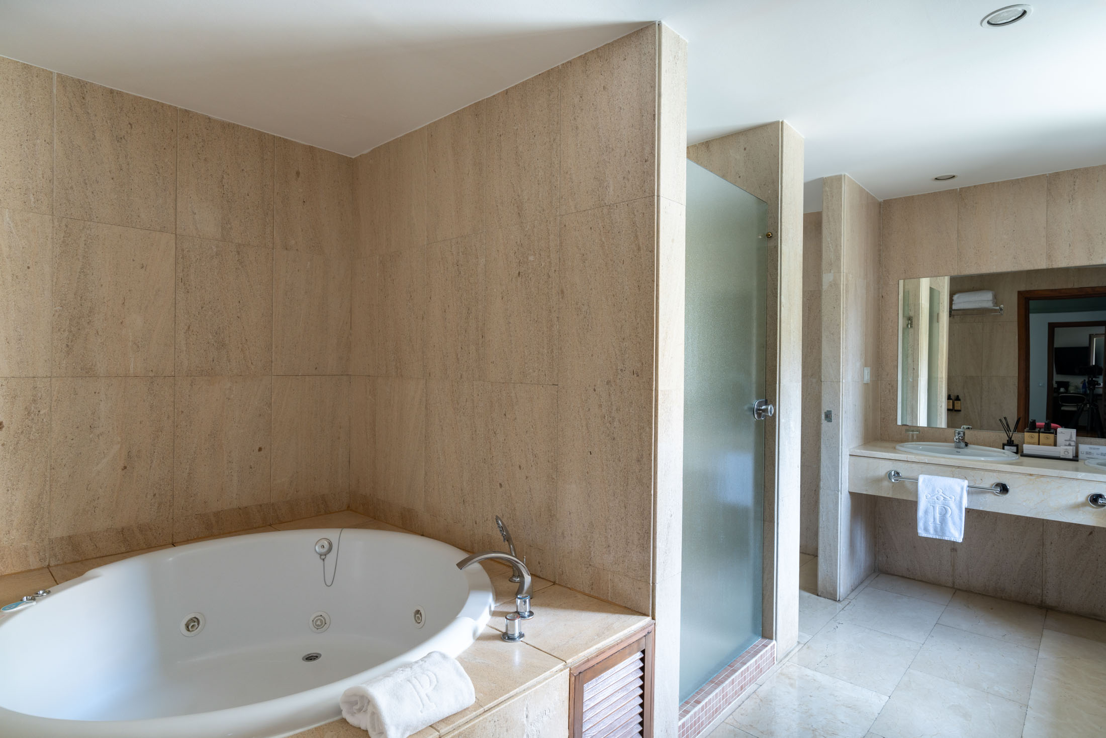 Suite con bañera de hidromasaje del Parador de Cuenca