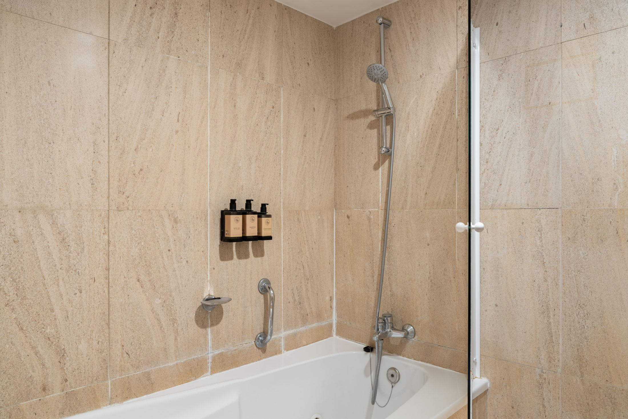 Baño de junior suite del Parador de Cuenca
