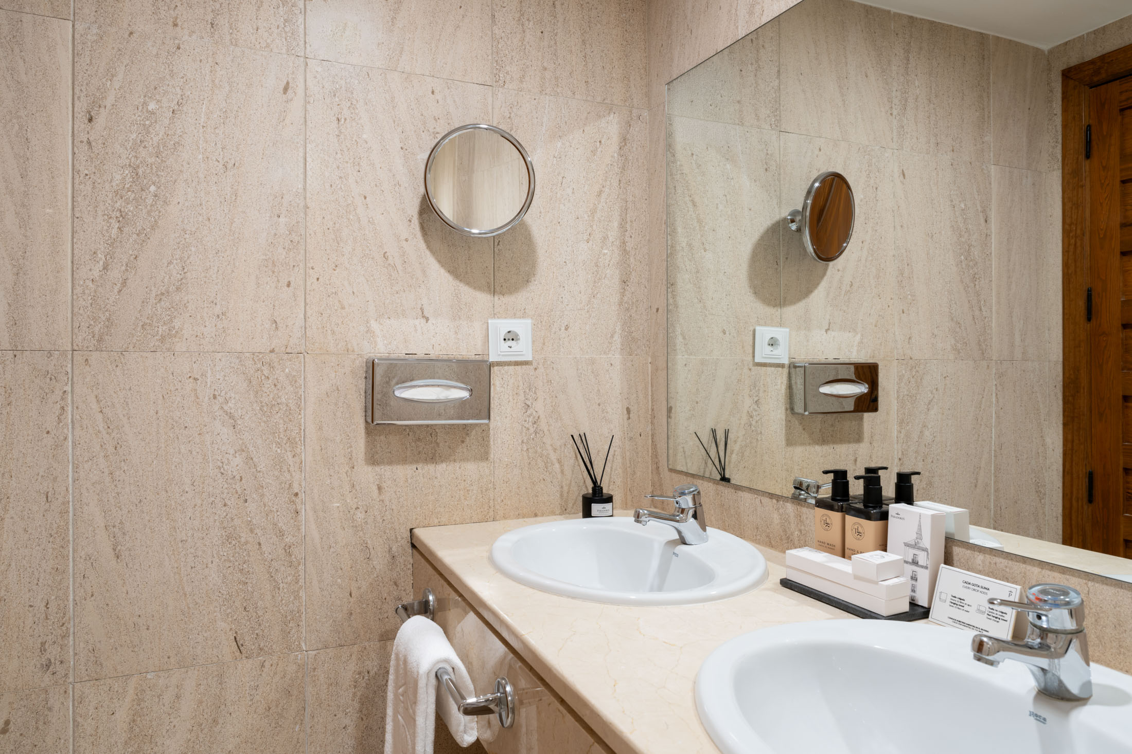Baño de habitación junior suite del Parador de Cuenca