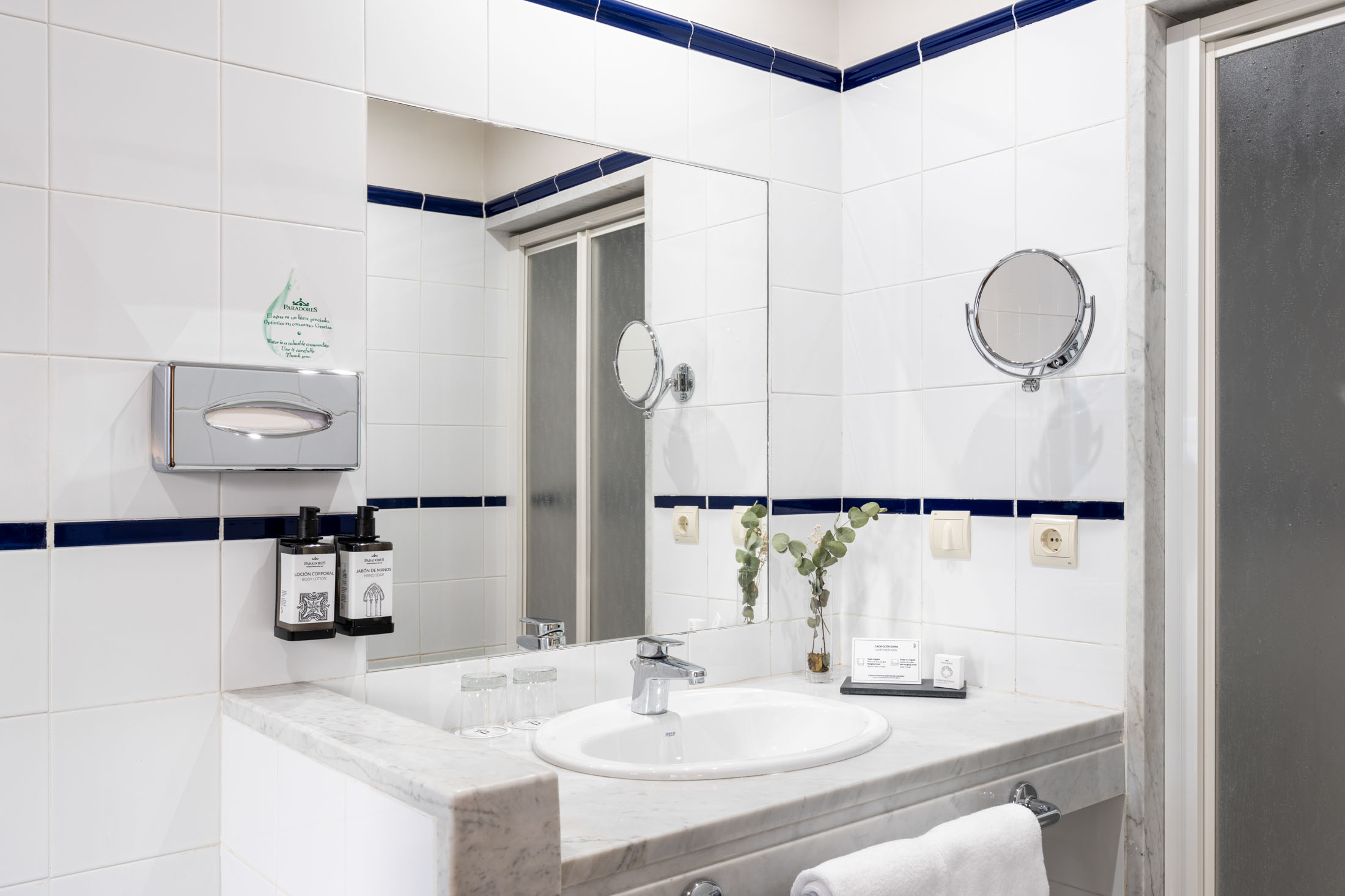 Baño de habitación básica en el Parador de Fuente Dé