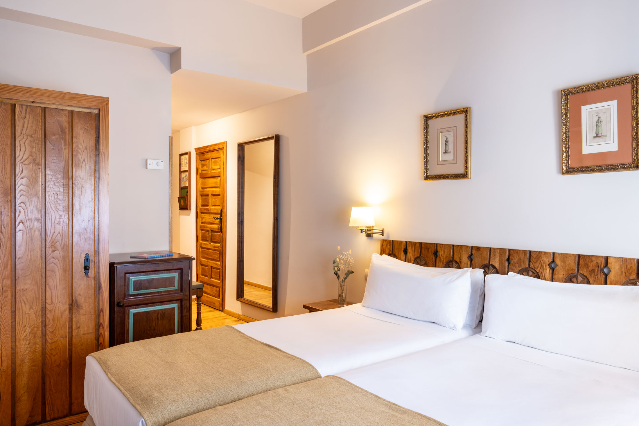 Cama de matrimonio en habitación doble básica en el Parador de Fuente Dé
