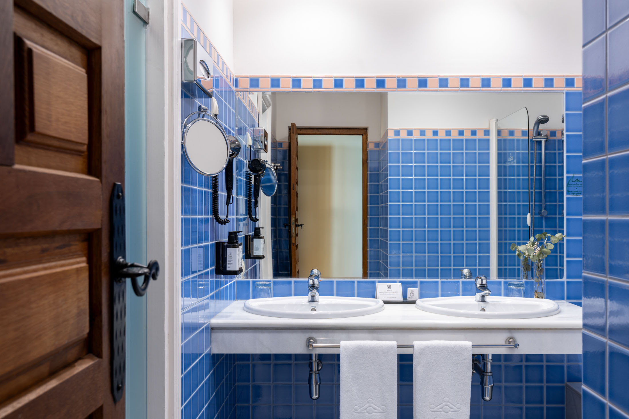 Baño de habitación doble estándar con dos camas en el Parador de Fuente Dé