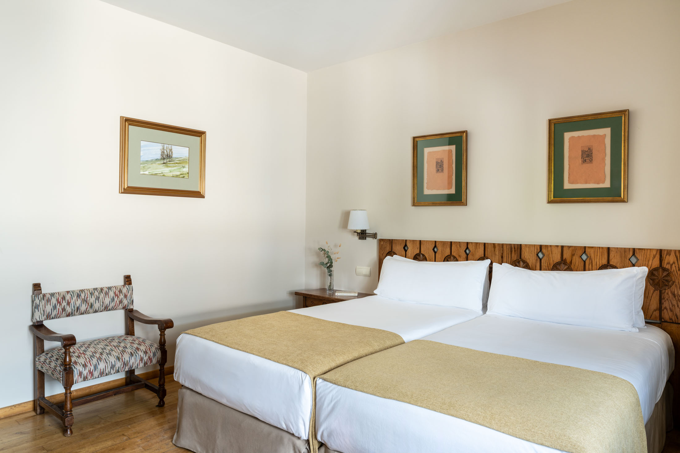 Habitación doble estándar con dos camas en el Parador de Fuente Dé