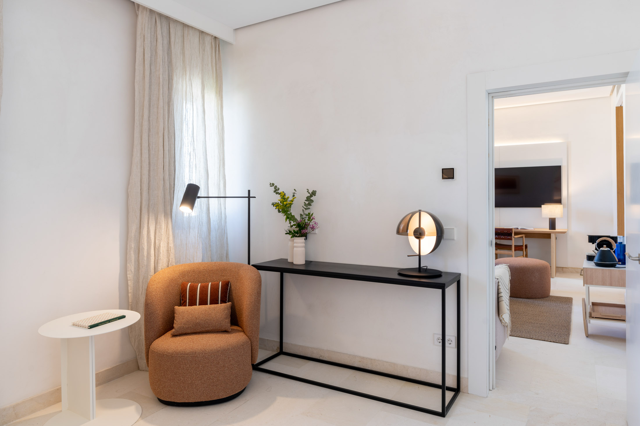 Detalle mobiliario de junior suite del Parador de Ibiza