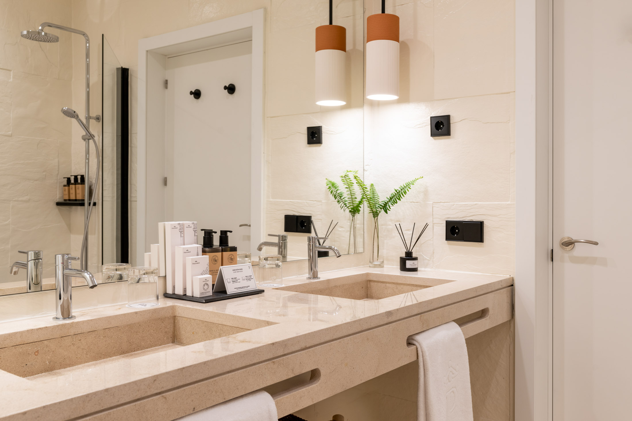 Baño de habitación junior suite del Parador de Ibiza