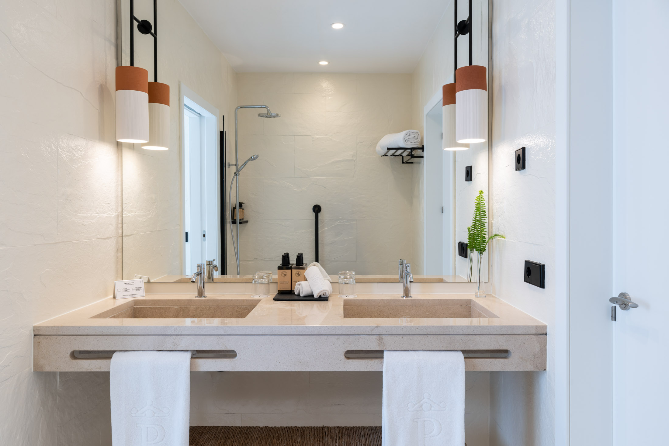 Baño de habitación superior del Parador de Ibiza