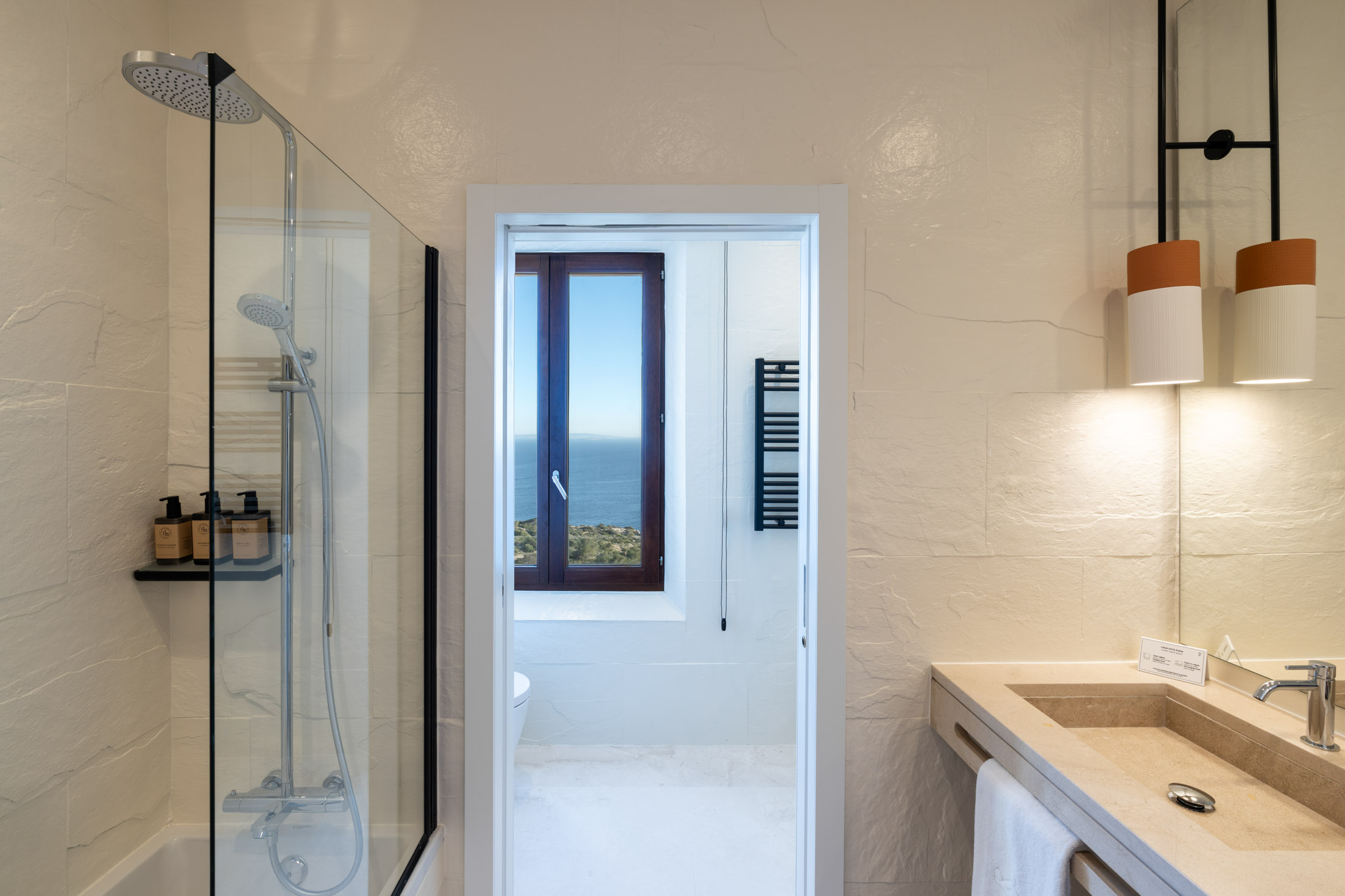 Vistas del baño de habitación superior del Parador de Ibiza