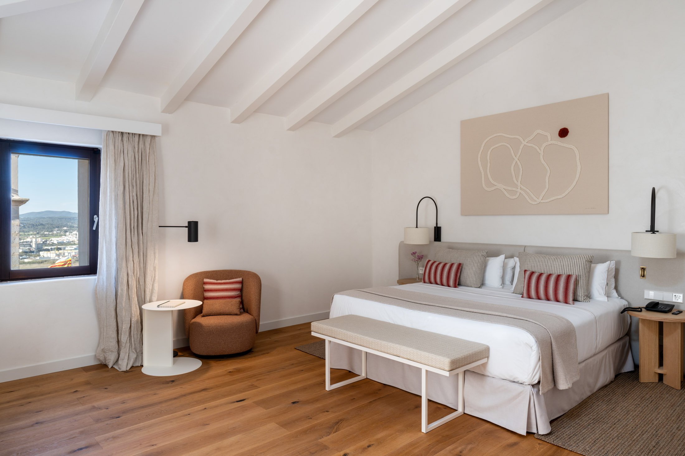 Habitación estándar con cama matrimonio en el Parador de Ibiza