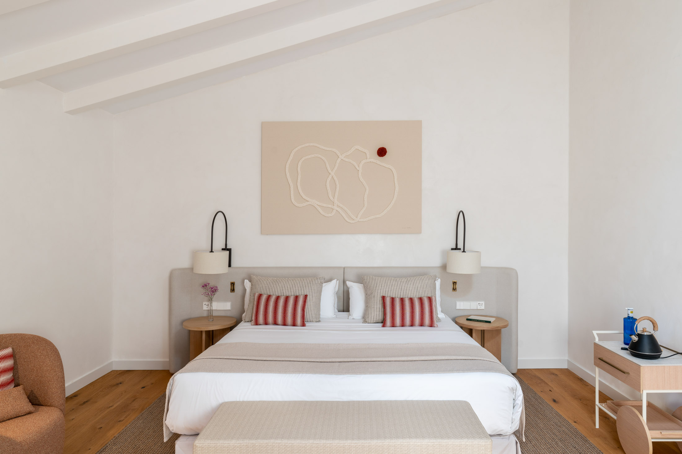 Vista frontal del habitación doble estándar con cama matrimonio en el Parador de Ibiza