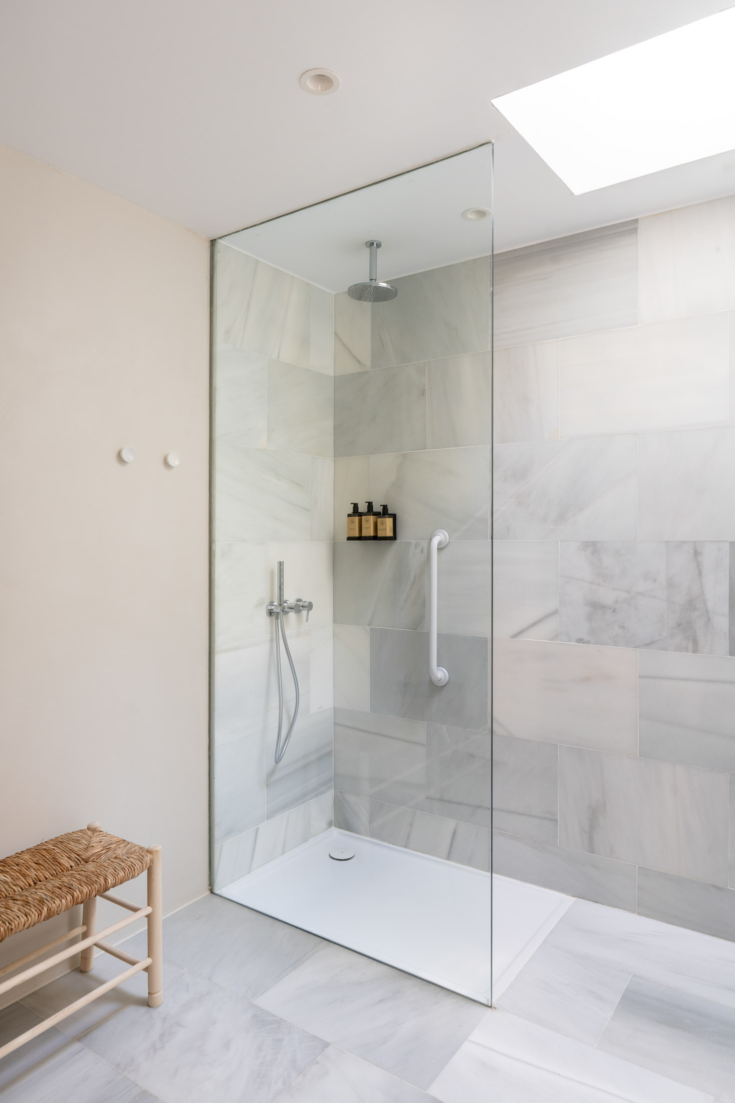 Ducha de baño de habitación estándar en el Parador de Ibiza