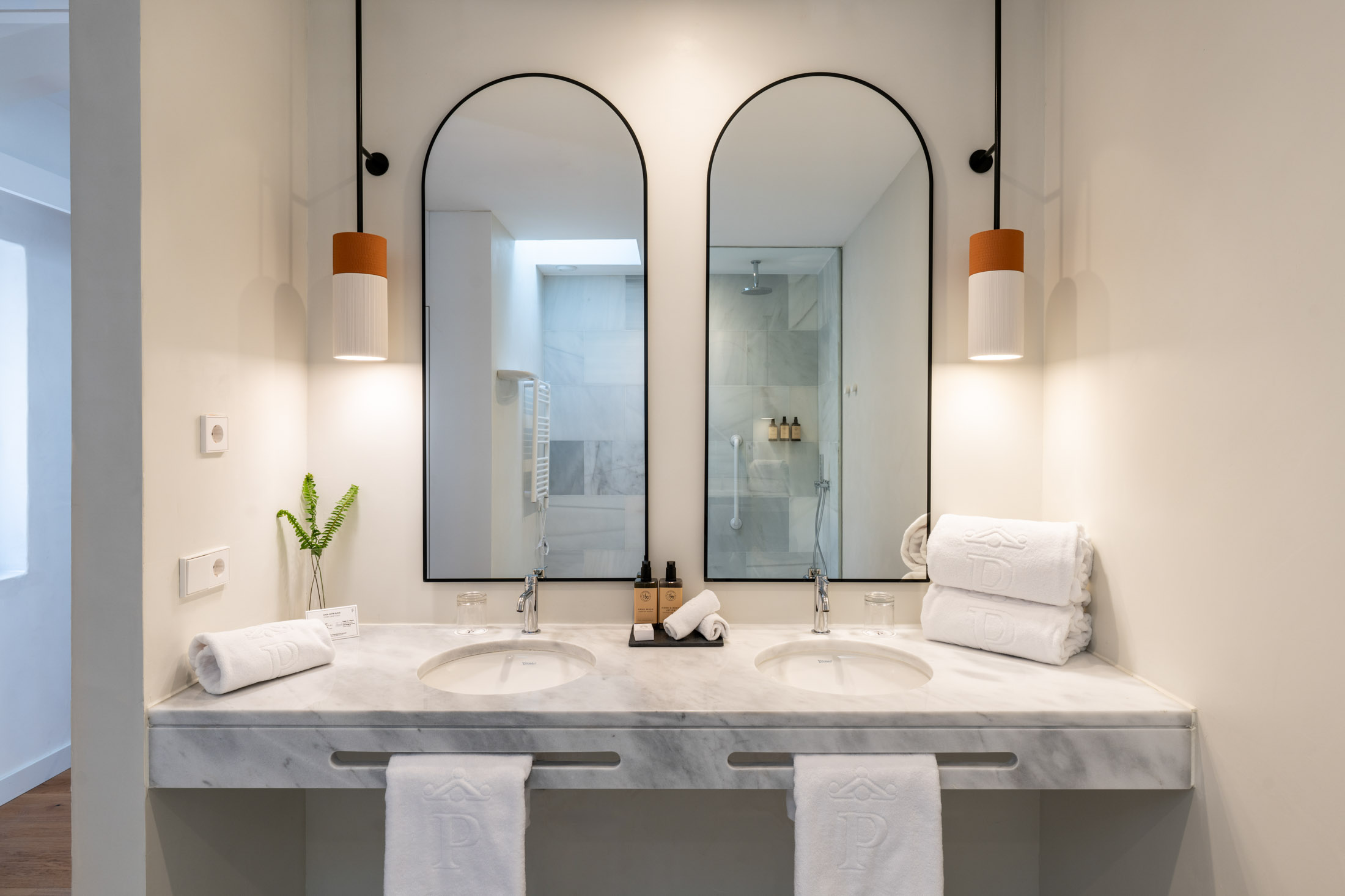 Baño de habitación doble estándar con cama matrimonio en el Parador de Ibiza