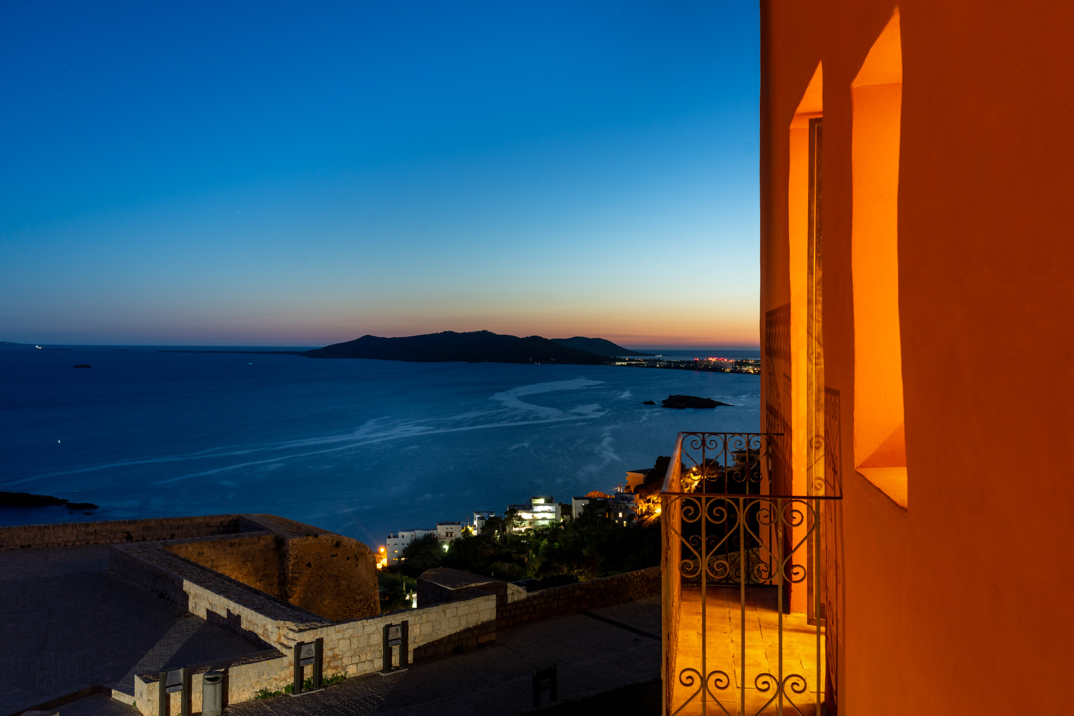 Vistas nocturnas desde junior suite del Parador de Ibiza