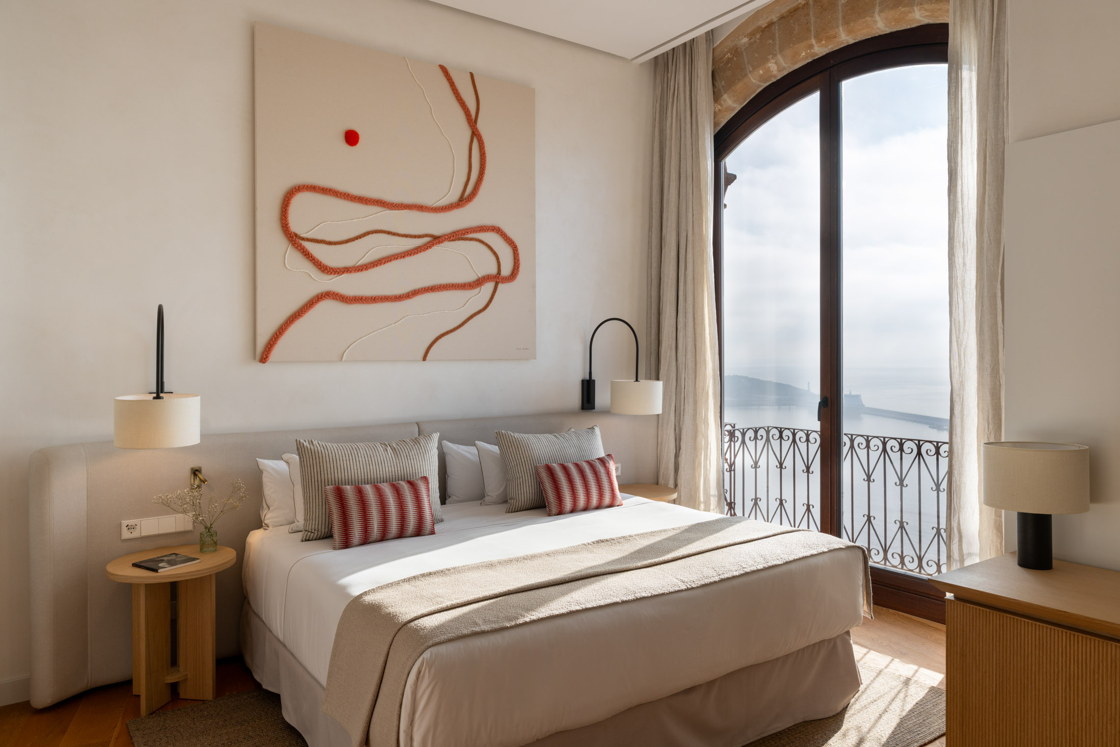Junior suite con cama de matrimonio del Parador de Ibiza