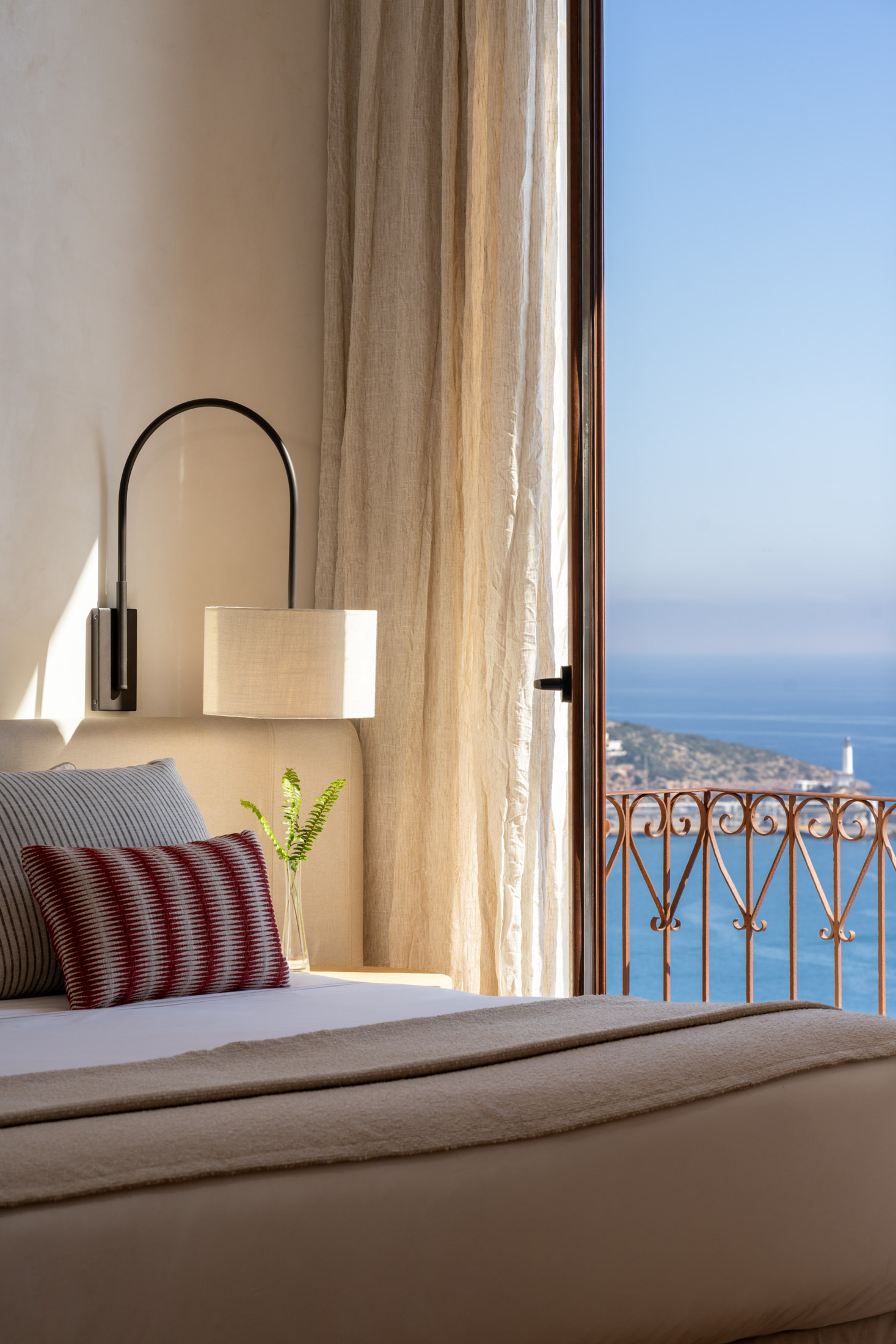 Detalle ventana de junior suite del Parador de Ibiza