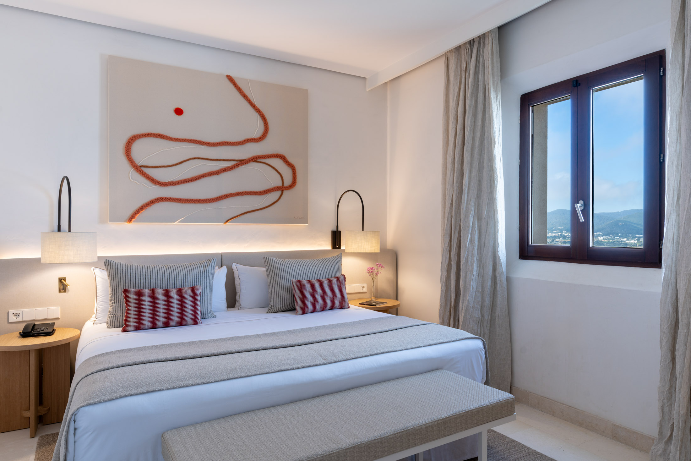 Junior suite luminosa del Parador de Ibiza