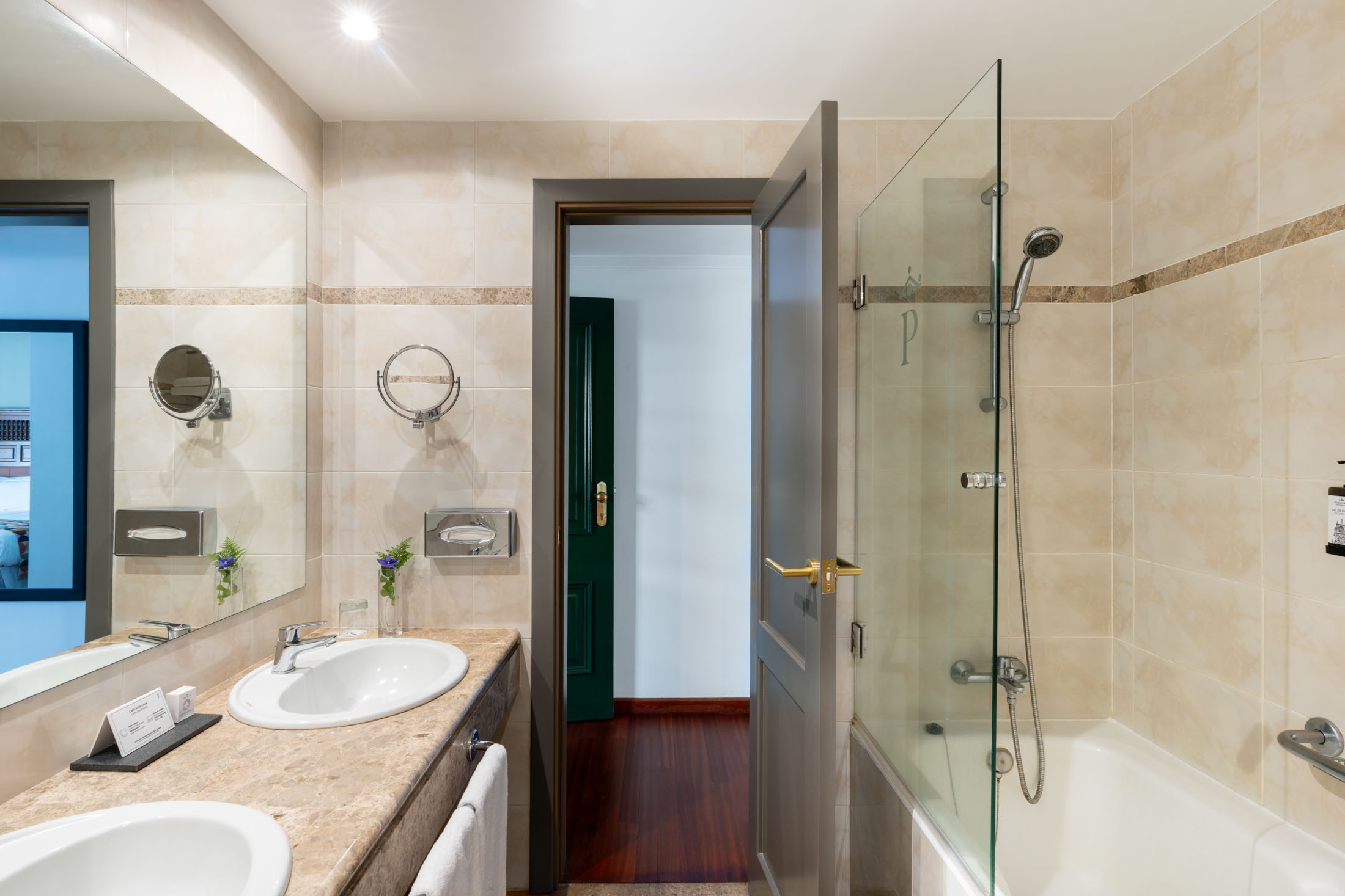 Baño de habitación superior del Parador de La Palma