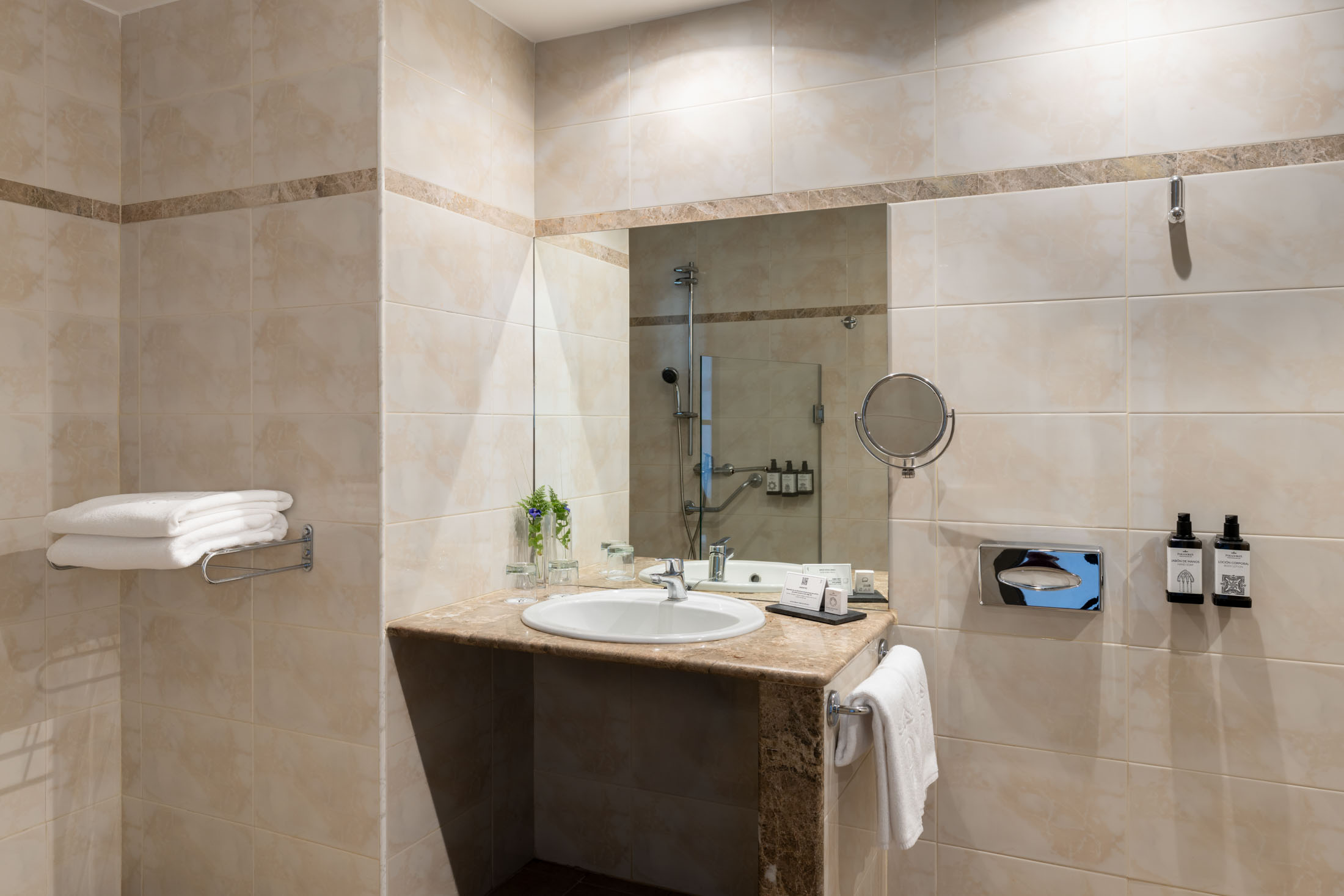 Baño de habitación doble accesible del Parador de La Palma